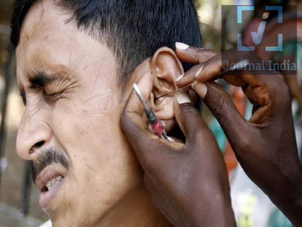 Ear Care Tips- कान साफ करने के लिए ईयरबड्स का इस्तेमाल करते हैं, जान लिजिए इसके नुकसान दोस्तो शरीर के अन्य अंगों की तरह हमारे कान भी बहुत अहम अंग हैं, जिनका ध्यान रखना बहुत ही जरूरी है, ऐसे में कान में खुजली, जलन या गुदगुदी महसूस होने पर आपको लग सकता है कि तुरंत कान साफ कर लेना चाहिए। कई लोग राहत पाने के लिए कॉटन बड, माचिस की तीली, चाबी या सेफ्टी पिन का इस्तेमाल करते हैं। ये आदतें नुकसानदेह हो सकती हैं।  अगर आपका कान बंद या भारी महसूस हो रहा है, या आपको सुनने में दिक्कत हो रही है, तो हो सकता है कि ऐसा कान में बहुत ज़्यादा वैक्स (मैला) जमा होने, किसी इन्फेक्शन या कान की किसी अन्य समस्या की वजह से हो रहा हो।  ध्यान रखने योग्य मुख्य बातें - कान का वैक्स (ईयरवैक्स) कान को धूल, कचरे और रूखेपन से बचाता है। - कॉटन बड का इस्तेमाल करने से ईयरवैक्स कान के अंदर और गहराई में जा सकता है। - कान में कभी भी कोई नुकीली चीज़ न डालें। - कान के केवल बाहरी हिस्से को ही किसी मुलायम कपड़े से साफ करें। - अगर ईयरवैक्स की वजह से सुनने में दिक्कत हो रही है, तो ENT (कान, नाक और गले के) विशेषज्ञ से सलाह लें। - अगर अचानक सुनाई देना बंद हो जाए, तो तुरंत डॉक्टर को दिखाएँ। कान में वैक्स क्यों बनता है? ईयरवैक्स, जिसे मेडिकल भाषा में 'सेरूमेन' (cerumen) कहा जाता है, कान के अंदर मौजूद ग्रंथियों द्वारा बनने वाला एक प्राकृतिक पदार्थ है। यह सिर्फ कोई 'गंदगी' नहीं है जिसे नियमित रूप से साफ करना ज़रूरी हो। असल में, यह कान की सेहत बनाए रखने में एक अहम भूमिका निभाता है। ईयरवैक्स के मुख्य काम इस प्रकार हैं: 1. धूल और कचरे से बचाव: ईयरवैक्स धूल और अन्य छोटे कणों को फँसा लेता है, जिससे वे कान के अंदर गहराई तक नहीं जा पाते। 2. रूखेपन से बचाव: यह कान के अंदर की त्वचा को नमी (मॉइस्चर) देता है और जलन को कम करता है। 3. प्राकृतिक रूप से सफाई में मदद: जब हम अपना जबड़ा हिलाते हैं (जैसे खाना चबाते या बात करते समय), तो पुराना ईयरवैक्स कान के बाहरी हिस्से की तरफ आ जाता है, जहाँ से वह अपने आप बाहर निकल सकता है। जब कान में बहुत ज़्यादा वैक्स जमा हो जाता है और कान का रास्ता (ईयर कैनाल) बंद हो जाता है, तब समस्याएँ पैदा हो सकती हैं। कॉटन बड या अन्य चीज़ों का इस्तेमाल करने से वैक्स और अंदर धंस सकता है, जिससे रुकावट और भी गंभीर हो सकती है। कान में वैक्स जमा होने के क्या लक्षण हैं? कान में खुजली होने का मतलब हमेशा यह नहीं होता कि कान में बहुत ज़्यादा वैक्स जमा है। त्वचा का रूखापन, जलन और इन्फेक्शन के कारण भी ऐसे ही लक्षण दिखाई दे सकते हैं। कान में वैक्स (earwax) जमा होने के सामान्य लक्षणों में शामिल हैं: - कान में भरा-भरा महसूस होना, भारीपन या रुकावट महसूस होना। - सुनने की क्षमता कम होना या आवाज़ का धीमा/दबा हुआ सुनाई देना। - कान के अंदर खुजली या बेचैनी होना। - कान में दर्द होना या दबाव महसूस होना। - कान में घंटी बजने या भिनभिनाने जैसी आवाज़ें आना। अगर ये लक्षण बने रहते हैं, तो खुद वैक्स निकालने की कोशिश करने के बजाय किसी डॉक्टर या स्वास्थ्य विशेषज्ञ से सलाह लें।