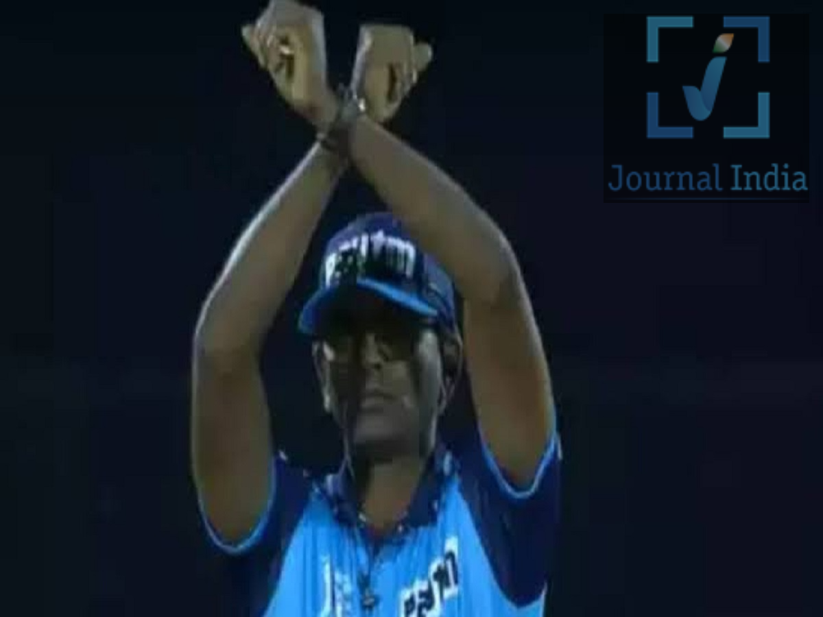 Impact Player- IPL 2027 में नहीं होगा इम्पैक्ट प्लेयर, जानिए इसकी वजह दोस्तो क्रिकेट फैंस के लिए बड़ी खबर, इंडियन प्रीमियर लीग (IPL) 2027 से इम्पैक्ट प्लेयर रूल को हटा दिया गया हैं, अब इस नियम के भविष्य को लेकर भारतीय क्रिकेट कंट्रोल बोर्ड (BCCI) के भीतर चर्चा शुरू हो गई है। IPL 2027 से पहले BCCI यह तय करने पर विचार कर रहा है कि इस नियम को जारी रखा जाए या इसे खत्म कर दिया जाए। फिलहाल इस पर कोई अंतिम फैसला नहीं हुआ है। IPL 2027 का मिनी ऑक्शन भारत में होगा 15 सितंबर को हुई IPL Governing Council की बैठक में IPL 2027 के मिनी ऑक्शन को लेकर एक अहम फैसला लिया गया। तय किया गया कि IPL 2027 का मिनी ऑक्शन भारत में ही आयोजित किया जाएगा। पिछले कुछ वर्षों में IPL ऑक्शन भारत से बाहर आयोजित किए जाते रहे हैं, लेकिन आगामी सीजन के लिए ऑक्शन की मेजबानी भारत करेगा। Impact Player Rule पर क्या हुआ? बैठक में Impact Player Rule के भविष्य पर भी चर्चा हुई, लेकिन BCCI ने अभी अंतिम निर्णय नहीं लिया है। इस मुद्दे पर करीब एक महीने बाद होने वाली अगली बैठक में दोबारा चर्चा की जाएगी। इसके बाद नियम को बनाए रखने या हटाने को लेकर अंतिम फैसला लिया जा सकता है। सभी 10 टीमों से मांगी गई थी राय BCCI ने IPL की सभी 10 फ्रेंचाइजियों से Impact Player Rule समेत कई क्रिकेट संबंधी मुद्दों पर सुझाव और प्रतिक्रिया मांगी थी। टीमों से 2026 सीजन के बाद लागू होने वाले विभिन्न क्रिकेट मामलों पर उनकी राय ली गई है। Impact Player Rule को लेकर मिली प्रतिक्रियाओं को भी आगामी फैसले में ध्यान में रखा जाएगा। 2025 से 2027 तक जारी रखने का था फैसला सितंबर 2024 में जारी IPL 2025-27 के प्लेयर रेगुलेशन में BCCI ने Impact Player Rule को 2025 से 2027 तक जारी रखने का फैसला किया था। यानी मौजूदा नियमों के मुताबिक यह नियम IPL 2027 तक लागू रहना था। हालांकि, अब BCCI इस फैसले पर दोबारा विचार कर रहा है। क्या IPL 2027 से खत्म हो जाएगा Impact Player Rule? फिलहाल यह कहना जल्दबाजी होगी कि IPL 2027 में Impact Player Rule को हटा दिया जाएगा। अभी केवल इसके भविष्य पर विचार-विमर्श चल रहा है और अंतिम फैसला अगली Governing Council बैठक के बाद ही सामने आएगा। कुछ फ्रेंचाइजियों का मानना है कि टीमों का मौजूदा संतुलन और रणनीति Impact Player Rule को ध्यान में रखकर तैयार की गई है। ऐसे में नियम को जारी रखने को लेकर भी राय मौजूद है।