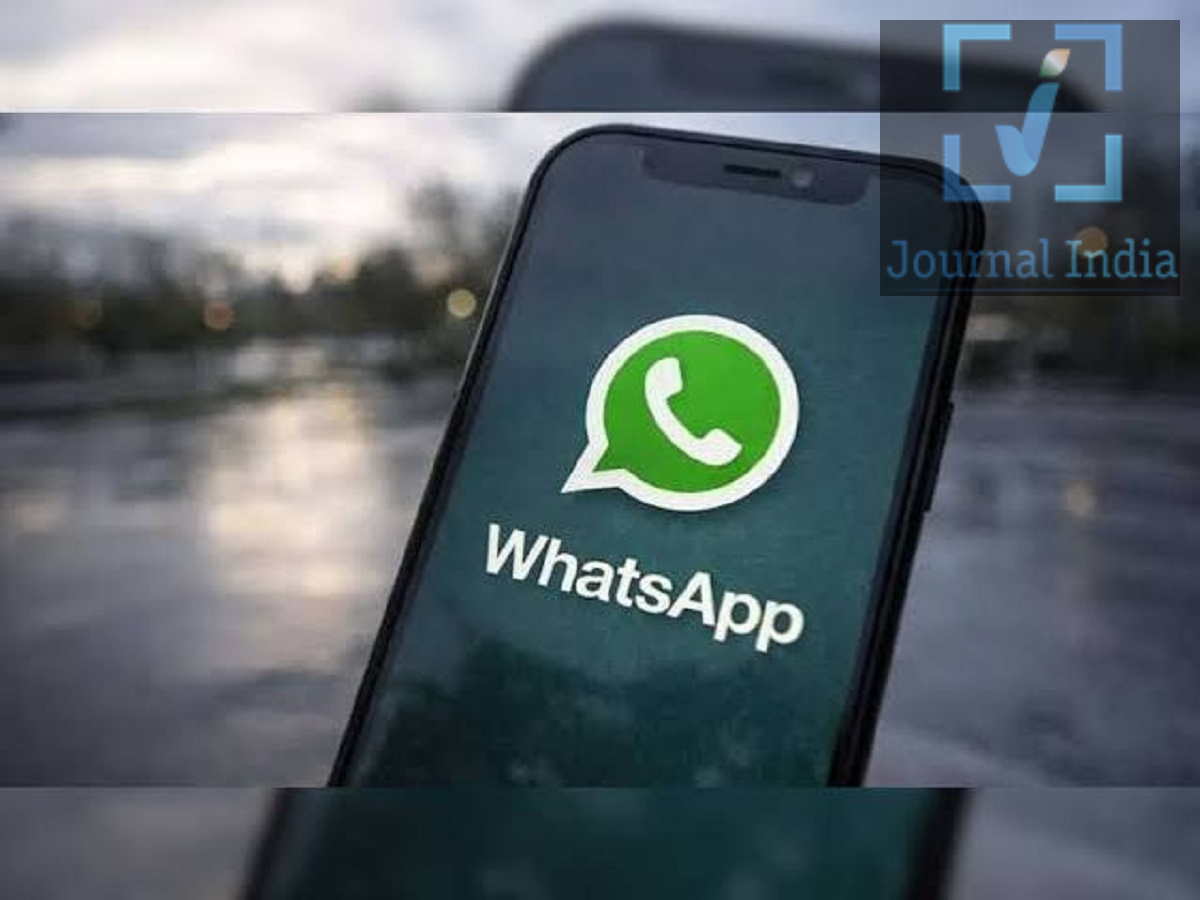 WhatsApp Tips- एक ही समय पर चला पाएंगें 3 अकाउंट्स, iPhone यूजर्स के लिए WhatsApp ला रहा नया फीचर दोस्तो व्हाट्सएप आज के आधुनिक युग का सबसे लोकप्रिय इंस्टेंट मैसेजिंग ऐप हैं, जिसके पूरी दुनिया में 3 अरब से ज्यादा यूजर्स हैं, अपने इन यूजर्स के लिए व्हाट्सएप नए नए फीचर्स लाता हैं, अगर खबरों की मानें तो प्लेटफ़ॉर्म iPhone यूज़र्स के लिए एक और बड़ा अपडेट लाने पर काम कर रहा है, जिससे कई WhatsApp अकाउंट्स को मैनेज करना बहुत आसान हो सकता है।  अभी, WhatsApp यूज़र्स को एक ही ऐप में एक और अकाउंट जोड़ने की सुविधा देता है। कंपनी एक ऐसा फ़ीचर बना रही है जिससे एक ही iPhone पर तीन WhatsApp अकाउंट्स की लिमिट हो सकती है।  एक iPhone पर तीन WhatsApp अकाउंट्स आने वाला फ़ीचर यूज़र्स को एक ही ऐप पर तीन अलग-अलग WhatsApp अकाउंट्स रखने और बार-बार लॉग आउट किए बिना उनके बीच स्विच करने की सुविधा देगा। यह उन लोगों के लिए खास तौर पर उपयोगी हो सकता है जो इनके लिए अलग-अलग नंबर रखते हैं: पर्सनल बातचीत ऑफिस या काम से जुड़ी बातचीत बिज़नेस या अन्य प्रोफेशनल गतिविधियाँ यूज़र्स सीधे WhatsApp से अकाउंट्स के बीच स्विच कर सकेंगे, जिससे कई स्मार्टफ़ोन रखने की ज़रूरत कम हो जाएगी हर अकाउंट का डेटा अलग रहेगा इस फ़ीचर का एक सबसे अहम पहलू अकाउंट्स का अलग-अलग होना है। हर WhatsApp अकाउंट से जुड़ी जानकारी अलग-अलग रहने की उम्मीद है। इसमें शामिल हैं: चैट हिस्ट्री नोटिफ़िकेशन प्राइवेसी सेटिंग्स मीडिया फ़ाइलें बैकअप अकाउंट से जुड़ी जानकारी यह अलगाव यूज़र्स को पर्सनल और प्रोफेशनल बातचीत को मिलाए बिना कई अकाउंट्स को मैनेज करने में मदद करेगा। फ़ीचर अभी बन रहा है  खबर है कि तीन-अकाउंट वाला विकल्प अभी बन रहा है और इसे अभी तक बीटा टेस्टर्स के लिए बड़े पैमाने पर जारी नहीं किया गया है। इसलिए, iPhone पर यह फ़ीचर आने से पहले यूज़र्स को इंतज़ार करना पड़ सकता है। बन रहे अन्य फ़ीचर्स की तरह, WhatsApp पब्लिक रिलीज़ से पहले इसकी कार्यक्षमता बदल सकता है, या फ़ीचर में देरी हो सकती है या उसमें बदलाव किया जा सकता है।