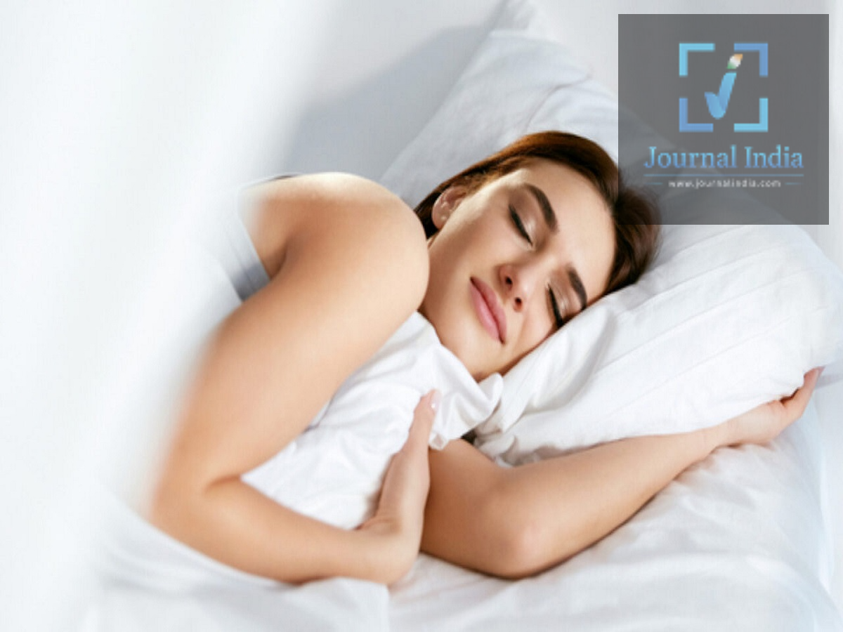 Health Tips- क्या आपको नींद सही नहीं आती हैं, तो अपनाएं ये तरीकें दोस्तो आज के युवाओं की जीवनशैली बहुत ही व्यस्त हो गई हैं, युवाओं में तनाव, देर रात तक मोबाइल चलाने और बिगड़ी लाइफस्टाइल की वजह से नींद का पैटर्न बिगड़ा हुआ हैं, ऐसे में पर्याप्त नींद शरीर और दिमाग दोनों को आराम देने के लिए बेहद जरूरी है। लगातार कम नींद लेने से दिनभर थकान, चिड़चिड़ापन और एकाग्रता में कमी जैसी परेशानियां हो सकती हैं। आइए जानते हैं अच्छी नींद के लिए क्या करना चाहिए-  इन आदतों से बिगड़ सकती है नींद रात में सोने से पहले लंबे समय तक मोबाइल, टीवी या कंप्यूटर का इस्तेमाल करने से दिमाग सक्रिय रह सकता है और नींद आने में देरी हो सकती है। इसके अलावा देर शाम चाय-कॉफी पीना, रात में बहुत ज्यादा खाना, दिन में लंबे समय तक सोना और तनाव भी नींद की गुणवत्ता को प्रभावित कर सकते हैं। अगर ऐसी समस्या लगातार बनी रहती है, तो इसे नजरअंदाज करने के बजाय अपनी दिनचर्या में कुछ आसान बदलाव करना चाहिए। अच्छी नींद के लिए रात में अपनाएं ये आदतें सोने का समय तय करें: रोज लगभग एक ही समय पर सोने और जागने की कोशिश करें। इससे शरीर की प्राकृतिक नींद की लय बेहतर तरीके से बनी रहती है। सोने से पहले स्क्रीन टाइम कम करें: मोबाइल, टीवी और कंप्यूटर का इस्तेमाल सोने से कुछ समय पहले बंद या कम कर दें। रात में हल्का भोजन करें: बहुत भारी खाना खाने से पेट में असहजता हो सकती है, जिससे सोने में परेशानी हो सकती है। चाय-कॉफी से दूरी रखें: सोने से कुछ घंटे पहले कैफीन वाले पेय लेने से बचें, क्योंकि इससे नींद आने में देरी हो सकती है। दिन में शारीरिक गतिविधि करें: नियमित व्यायाम या शारीरिक गतिविधि शरीर को सक्रिय रखने के साथ रात में बेहतर नींद लेने में मदद कर सकती है। कमरे का माहौल आरामदायक रखें: सोने की जगह शांत, अंधेरी और आरामदायक होनी चाहिए। दिन में लंबी झपकी से बचें: जरूरत हो तो थोड़ी देर आराम करें, लेकिन लंबे समय तक दिन में सोने से रात की नींद प्रभावित हो सकती है। दिमाग को शांत करें: सोने से पहले हल्का संगीत सुनना या कुछ देर किताब पढ़ना तनाव कम करने और मन को शांत करने में मदद कर सकता है।