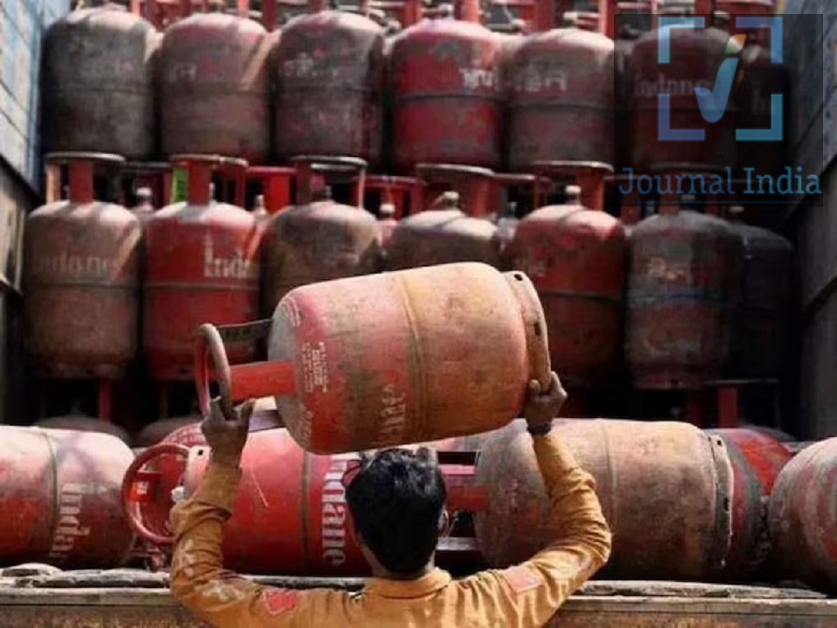 LPG Price- आज कितना महंगा हुआ गैस सिलेंडर, क्या आपकी जेब होगी डीली दोस्तो आज गैस सिलेंडर हर घर की जरूरत बन गई हैं, सुबह उठने के साथ से लेकर सोने तक अनगिनत कार्य हम इससे करते हैं, ऐसे में इसकी कीमत हमारे महीने भर के खर्च को मैनेज करने में एक अहम भूमिका निभाती हैं, खासकर त्योहारों के मौसम में जब परिवार का बजट अक्सर तंग होता है। LPG की कीमतों में मामूली बदलाव भी घर के खर्च पर असर डाल सकता  9 अक्टूबर, 2026 तक, भारत के बड़े शहरों में घरेलू LPG सिलेंडर की कीमतों में कोई बदलाव नहीं हुआ है। कमर्शियल LPG सिलेंडर की कीमतों में अक्टूबर की शुरुआत में की गई बढ़ोतरी अभी भी लागू है। ग्राहक नीचे घरेलू और कमर्शियल दोनों तरह के सिलेंडर की लेटेस्ट कीमतें देख सकते हैं। आज LPG सिलेंडर की कीमतों की मुख्य बातें घरेलू LPG की कीमतें: बड़े शहरों में कोई खास बदलाव नहीं देखा गया है। घरेलू सिलेंडर का वज़न: 14.2 kg. कमर्शियल सिलेंडर का वज़न: 19 kg. लिस्ट में शामिल शहरों में सबसे सस्ता घरेलू सिलेंडर: नोएडा में ₹939.50. लिस्ट में शामिल शहरों में सबसे महंगा घरेलू सिलेंडर: हैदराबाद में ₹994. लिस्ट में शामिल शहरों में सबसे सस्ता कमर्शियल सिलेंडर: मुंबई में ₹2,764.50. लिस्ट में शामिल शहरों में सबसे महंगा कमर्शियल सिलेंडर: हैदराबाद में ₹3,065. 9 अक्टूबर को घरेलू LPG सिलेंडर की कीमते लिस्ट में शामिल शहरों में 14.2 kg वाले घरेलू LPG सिलेंडर की कीमत में कोई बदलाव नहीं हुआ है। शहर के हिसाब से कीमतें इस प्रकार हैं: दिल्ली: ₹942 बेंगलुरु: ₹944.50 हैदराबाद: ₹994 मुंबई: ₹941.50 चेन्नई: ₹957.50 कोलकाता: ₹968 जयपुर: ₹945.50 नोएडा: ₹939.50 गुरुग्राम: ₹950.50 चंडीगढ़: ₹951.50 इन शहरों में, नोएडा में घरेलू LPG की कीमत सबसे कम ₹939.50 है, जबकि हैदराबाद में सबसे ज़्यादा ₹994 है। 8 अक्टूबर को कमर्शियल LPG सिलेंडर की कीमतें कमर्शियल LPG सिलेंडर का इस्तेमाल मुख्य रूप से रेस्टोरेंट, होटल, कैटरिंग सर्विस और दूसरे कमर्शियल प्रतिष्ठानों में किया जाता है। 19 किलो वाले कमर्शियल सिलेंडर की कीमत हर शहर में अलग-अलग होती है। हाल की लिस्टेड कीमतें इस प्रकार हैं: दिल्ली: ₹2,810 बेंगलुरु: ₹2,898 हैदराबाद: ₹3,065 मुंबई: ₹2,764.50 चेन्नई: ₹2,983 कोलकाता: ₹2,954 जयपुर: ₹2,839 नोएडा: ₹2,810 गुरुग्राम: ₹2,828 चंडीगढ़: ₹2,833  लिस्ट में शामिल शहरों में मुंबई में कमर्शियल LPG सिलेंडर की कीमत सबसे कम ₹2,764.50 है, जबकि हैदराबाद में सबसे ज़्यादा ₹3,065 है। घर बैठे LPG सिलेंडर कैसे बुक करें LPG रिफिल बुक करने के लिए ग्राहकों को गैस एजेंसी जाने की ज़रूरत नहीं है। बुकिंग की प्रक्रिया संबंधित LPG प्रोवाइडर की डिजिटल या टेलीफोन सर्विस का इस्तेमाल करके पूरी की जा सकती है। रिफिल बुक करने के लिए इन स्टेप्स को फॉलो करें: अपना रजिस्टर्ड मोबाइल नंबर तैयार रखें। अपनी LPG कंपनी की ऑफिशियल बुकिंग सुविधा का इस्तेमाल करें, जैसे कि मोबाइल ऐप, वेबसाइट, IVRS या अधिकृत मैसेजिंग सर्विस। रिफिल की रिक्वेस्ट करने के लिए निर्देशों का पालन करें। बुकिंग कन्फर्मेशन और डिलीवरी स्टेटस चेक करें। इंडेन गैस ग्राहक: इंडेन के ऑफिशियल बुकिंग चैनल या कंपनी द्वारा बताए गए कस्टमर-केयर नंबर का इस्तेमाल करें। मूल जानकारी में दिया गया बुकिंग नंबर अधूरा लग रहा है, इसलिए कॉल करने से पहले उसे वेरिफाई कर लें।