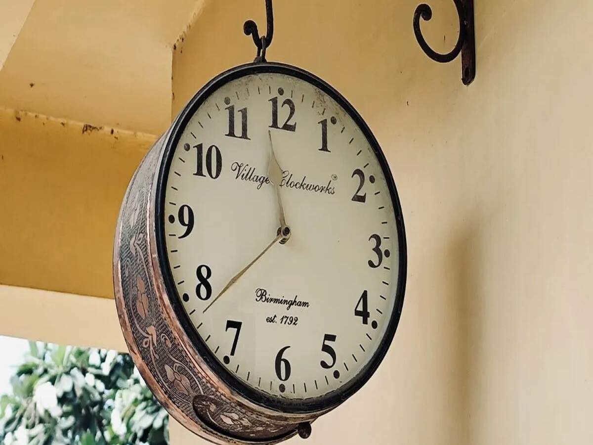 Vastu Tips – Let’s find out in which direction of the house a clock should be placed.