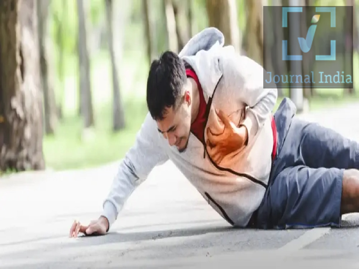 Health Tips- दिल की बीमारी होने पर दिखाई देते हैं ये शुरुआती लक्षण, ऐसे मिलती है चेतावनी दोस्तो दिल इंसान के शरीर का सबसे जरूरी अंग होता हैं, जो शरीर में रक्त और ऑक्सीजन पहुंचाने का काम करता है। जब दिल या उसे रक्त पहुंचाने वाली धमनियों में कोई समस्या शुरू होती है, तो शरीर कई बार पहले से कुछ संकेत देने लगता है। समस्या यह है कि लोग इन लक्षणों को अक्सर गैस, थकान, कमजोरी, तनाव या बढ़ती उम्र का असर समझकर नजरअंदाज कर देते हैं। आइए जानते हैं इन लक्षणों के बारे में  1. सीने में दबाव, भारीपन या जलन हार्ट अटैक में हमेशा तेज दर्द ही हो, ऐसा जरूरी नहीं है। सीने के बीच में दबाव, जकड़न, भारीपन, जलन या असहजता भी चेतावनी का संकेत हो सकती है। यह परेशानी कुछ मिनट तक रह सकती है और फिर कम होकर दोबारा शुरू हो सकती है।  2. सामान्य से अधिक सांस फूलना अगर रोजमर्रा के काम, थोड़ी दूरी चलने या सीढ़ियां चढ़ने पर पहले की तुलना में ज्यादा सांस फूलने लगे, तो इसे गंभीरता से लेना चाहिए।  3. बिना स्पष्ट कारण अत्यधिक थकान पर्याप्त नींद लेने के बावजूद अगर रोज के सामान्य काम करने में असामान्य थकान या कमजोरी महसूस हो रही है, तो इसके कई कारण हो सकते हैं।  4. हाथ, पीठ, गर्दन या जबड़े में दर्द दिल से जुड़ी परेशानी का असर केवल सीने तक सीमित नहीं रहता। दर्द या दबाव एक या दोनों हाथों, कंधों, पीठ, गर्दन या जबड़े तक फैल सकता है। महिलाओं में पीठ, कंधे या जबड़े में दर्द कभी-कभी हार्ट अटैक का कम सामान्य लेकिन महत्वपूर्ण लक्षण हो सकता है। 5. पैरों और टखनों में लगातार सूजन पैरों, टखनों या शरीर के अन्य हिस्सों में लगातार सूजन को नजरअंदाज नहीं करना चाहिए। कुछ मामलों में जब दिल शरीर में रक्त को पर्याप्त प्रभावी ढंग से पंप नहीं कर पाता, तो शरीर में तरल पदार्थ जमा होने से पैरों और टखनों में सूजन हो सकती है। 6. अचानक चक्कर या कमजोरी अचानक चक्कर आना, हल्कापन महसूस होना या कमजोरी कई कारणों से हो सकती है। लेकिन अगर इसके साथ सीने में परेशानी, सांस फूलना या पसीना आने जैसे लक्षण भी हों, तो तुरंत चिकित्सकीय सहायता लेना जरूरी है।