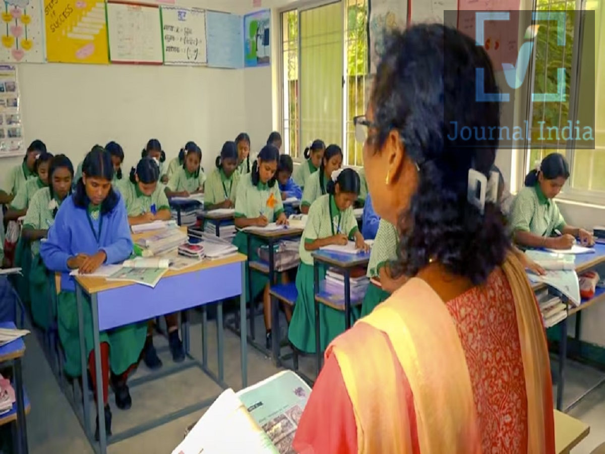 BPSC- बिहार में शिक्षकों के 32000 पदों पर निकली भर्ती, ऐसे भरे फॉर्म हेलो- हेलो ध्यान कहां हैं, बिहार के युवा जो शिक्षक बनने के लिए तैयारी कर रहे हैं उनके लिए खुशखबरी हैं, क्योंकि बिहार लोक सेवा आयोग (BPSC) ने TRE 4.0 भर्ती 2026 को लेकर महत्वपूर्ण निर्देश जारी किए हैं। आयोग ने नई विज्ञप्ति विज्ञापन संख्या 15/2026 के तहत जारी की है, जिसमें कक्षा 1 से 12 तक के लिए कुल 32,388 शिक्षक पदों पर भर्ती की जानी है। खास बात यह है कि STET 2026 परीक्षा में शामिल होने वाले उम्मीदवारों को TRE 4.0 आवेदन फॉर्म भरते समय 'Year of Passing' से जुड़ी जानकारी सावधानी से दर्ज करनी होगी। BPSC TRE 4.0: 32,388 पदों पर होगी भर्ती BPSC TRE 4.0 के माध्यम से बिहार के सरकारी स्कूलों में कक्षा 1 से 12 तक शिक्षकों की नियुक्ति की जाएगी। भर्ती में प्राथमिक, मध्य, माध्यमिक और उच्च माध्यमिक स्तर के पद शामिल हैं। नई भर्ती प्रक्रिया विज्ञापन संख्या 15/2026 के तहत संचालित की जा रही है। यह विज्ञापन पहले जारी किए गए विज्ञापन संख्या 14/2026 को प्रतिस्थापित करता है। इसलिए अभ्यर्थियों को आवेदन करते समय नई विज्ञप्ति में दिए गए नियमों और निर्देशों को ही आधार बनाना चाहिए। STET 2026 उम्मीदवारों के लिए खास निर्देश जो अभ्यर्थी STET 2026 परीक्षा में शामिल हो रहे हैं और TRE 4.0 के लिए आवेदन कर रहे हैं, उन्हें आवेदन फॉर्म में 'Year of Passing' वाले विकल्प को भरते समय विशेष सावधानी बरतनी होगी। आयोग के निर्देश के अनुसार ऐसे उम्मीदवारों को संबंधित विकल्प में 2026 का चयन करना होगा। फॉर्म में गलत जानकारी दर्ज करने से आगे चलकर आवेदन से संबंधित परेशानी हो सकती है। इसलिए फॉर्म सबमिट करने से पहले सभी जानकारी को अच्छी तरह जांच लें। TRE 4.0 आवेदन की महत्वपूर्ण तारीखें ऑनलाइन आवेदन शुरू: 25 सितंबर 2026  आवेदन की अंतिम तारीख: 26 अक्टूबर 2026  परीक्षा शुल्क जमा करने की अंतिम तारीख: 25 अक्टूबर 2026  कुल शिक्षक पद: 32,388  विज्ञापन संख्या: 15/2026  परीक्षा तिथि: अभी घोषित नहीं  अभ्यर्थियों को सलाह दी जाती है कि वे अंतिम तारीख का इंतजार न करते हुए समय रहते आवेदन प्रक्रिया पूरी कर लें। परीक्षा प्रक्रिया में भी बदलाव नई विज्ञप्ति के अनुसार TRE 4.0 में चयन प्रक्रिया लिखित परीक्षा के आधार पर होगी। परीक्षा पैटर्न और अन्य शर्तों के लिए अभ्यर्थियों को नई विज्ञप्ति को ध्यान से पढ़ना चाहिए। फिलहाल BPSC के परीक्षा कैलेंडर में TRE 4.0 की परीक्षा तिथि TBD (To Be Decided) बताई गई है। आयोग आवेदन प्रक्रिया पूरी होने के बाद परीक्षा की तारीख से संबंधित आधिकारिक जानकारी जारी करेगा। इसलिए सोशल मीडिया या अन्य अनौपचारिक माध्यमों पर प्रसारित संभावित परीक्षा तिथियों पर भरोसा करने के बजाय BPSC की आधिकारिक सूचना को ही मान्य मानें। आवेदन करने से पहले इन बातों का रखें ध्यान TRE 4.0 का आवेदन फॉर्म भरते समय उम्मीदवारों को इन बातों का विशेष ध्यान रखना चाहिए: सबसे पहले अपनी शैक्षणिक योग्यता और पात्रता जांच लें।  STET 2026 में शामिल होने वाले उम्मीदवार Year of Passing में 2026 का चयन करें।  नाम, जन्मतिथि और शैक्षणिक योग्यता जैसी जानकारी ध्यान से भरें।  STET/CTET से संबंधित विवरण दर्ज करते समय दस्तावेजों से जानकारी मिलाएं।  आवेदन जमा करने से पहले पूरे फॉर्म को दोबारा जांचें।  निर्धारित समय के भीतर परीक्षा शुल्क का भुगतान करें।  आवेदन सफलतापूर्वक जमा होने के बाद फॉर्म की PDF या प्रिंटआउट सुरक्षित रख लें।  आगे की जानकारी जैसे परीक्षा तिथि, एडमिट कार्ड और परीक्षा संबंधी निर्देशों के लिए BPSC की आधिकारिक वेबसाइट देखते रहें। 