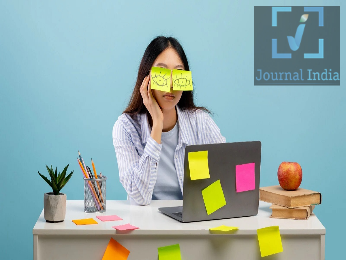 Focus Tips- क्या फोन की वजह से फोक्स दूर हो रहा हैं, जानिए कैसे पाएं इस पर काबू दोस्तो फोन आज हमारे जीवन का अहम हिस्सा बन गया हैं, जिसके बिना हम एक मिनट भी दूर नहीं रह सकते हैं, ऐसे में काम करते वक्त फोन पर नोटिफिकेशन आना, फोन आना, आपका ध्यान हटाता हैं, स्मार्टफोन का सिर्फ पास होना भी हमारी एकाग्रता और मानसिक क्षमता को प्रभावित कर सकता है। आज स्मार्टफोन सिर्फ कॉल और मैसेज करने का साधन नहीं रह गया है। सोशल मीडिया, नोटिफिकेशन, वीडियो, ऑनलाइन शॉपिंग, बैंकिंग और मनोरंजन ने फोन को हमारी रोजमर्रा की जिंदगी का अहम हिस्सा बना दिया है।  आइए जानते हैं इससे कैसे इस आदत को दूर करें आखिर फोन हमारा ध्यान कैसे भटकाता है? 1. Notifications WhatsApp, सोशल मीडिया, ईमेल, न्यूज और shopping apps के notifications बार-बार हमारा ध्यान खींचते हैं। कई बार notification जरूरी भी नहीं होता, लेकिन दिमाग में यह जानने की इच्छा पैदा हो जाती है कि आखिर आया क्या है। इससे आपका ध्यान उस काम से हट जाता है जिसे आप कर रहे थे। 2. Apps का डिजाइन कई apps इस तरह डिजाइन किए जाते हैं कि यूजर ज्यादा समय तक उनमें बना रहे। उदाहरण के लिए: &bull;	Endless scrolling &bull;	Auto-play videos &bull;	Red notification badges &bull;	लगातार नए content की recommendations &bull;	अगला वीडियो अपने आप तैयार होना आप फोन केवल एक वीडियो देखने के लिए उठाते हैं, लेकिन अगला वीडियो सामने आने के बाद इस्तेमाल का समय बढ़ता चला जाता है। 3. फोन चेक करने की आदत कई लोगों के लिए फोन चेक करना अब किसी notification का जवाब देने तक सीमित नहीं रहा। जब काम मुश्किल लगे, बोरियत हो या कुछ सेकंड का खाली समय मिले, हाथ अपने आप फोन की तरफ चला जाता है। धीरे-धीरे यह एक automatic habit बन सकती है। भारत में स्मार्टफोन का बढ़ता इस्तेमाल भारत में स्मार्टफोन अब पढ़ाई, नौकरी, डिजिटल पेमेंट, ऑनलाइन शॉपिंग, मनोरंजन और रोजमर्रा के कई कामों का हिस्सा बन चुका है। सरकार के Comprehensive Modular Survey on Telecom 2025 के अनुसार, 85.5% भारतीय परिवारों के पास कम से कम एक स्मार्टफोन है। वहीं 15 से 29 वर्ष की आयु के करीब 97.1% युवाओं ने मोबाइल फोन इस्तेमाल करने की जानकारी दी। इससे साफ है कि फोन से पूरी तरह दूरी बनाना अधिकांश लोगों के लिए आसान नहीं है। इसलिए चुनौती फोन छोड़ने की नहीं, बल्कि फोन के कारण होने वाले अनावश्यक distractions को कम करने की है। भारतीय कितने घंटे स्मार्टफोन पर बिताते हैं? भारतीयों ने 2025 में स्मार्टफोन पर लगभग 1.23 ट्रिलियन घंटे बिताए। यह 2024 की तुलना में करीब 9% अधिक था। इस समय का लगभग 59% हिस्सा media और entertainment पर खर्च हुआ। Active smartphones की संख्या के आधार पर यह औसतन करीब 5.8 घंटे प्रतिदिन के इस्तेमाल के बराबर बैठता है। लेकिन अब सवाल केवल यह नहीं है कि हम दिन में कितने घंटे फोन इस्तेमाल करते हैं। असली सवाल यह भी है कि फोन दिनभर में कितनी बार हमारी concentration को तोड़ता है। फोन से ध्यान भटकने से कैसे बचें? स्मार्टफोन को पूरी तरह छोड़ना व्यावहारिक नहीं है, लेकिन उसकी distractions को कम किया जा सकता है। &bull;	गैर-जरूरी notifications बंद करें। &bull;	पढ़ाई या काम के दौरान फोन को टेबल पर रखने के बजाय दूर रखें। &bull;	Social media apps को home screen से हटा दें। &bull;	Video apps में auto-play बंद करें। &bull;	फोन चेक करने के लिए दिन में कुछ निश्चित समय तय करें। &bull;	काम के दौरान फोन को silent करने के साथ-साथ नजरों और पहुंच से भी दूर रखें। &bull;	खाली समय मिलते ही फोन उठाने की आदत को धीरे-धीरे कम करें।