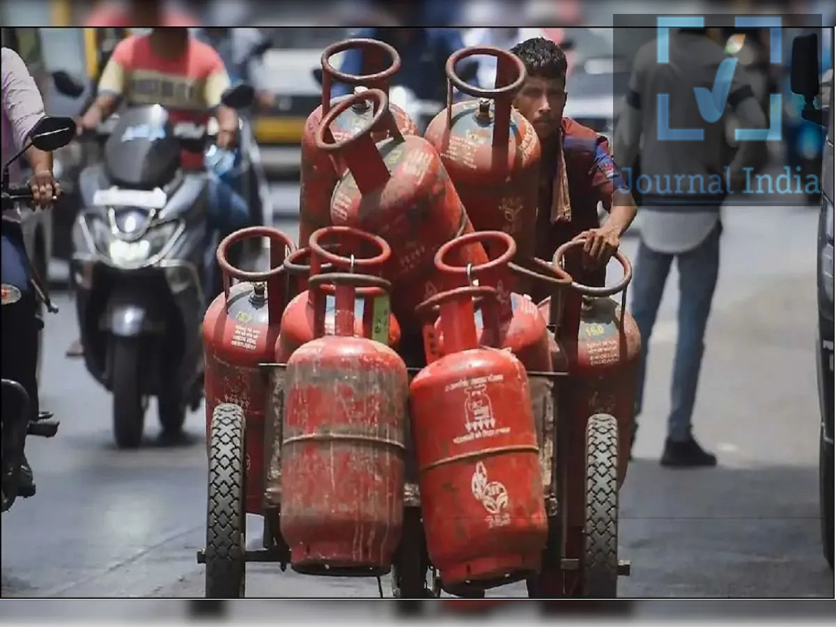 LPG Cylinder Prices: घरेलू और कमर्शियल किस गैस सिलेंडर की कितनी हैं कीमत, जानिए पूरी लिस्ट दोस्तो नवरात्री शुरु होने के साथ देश में त्योहारी सीजन शुरु हो जाएगा, लेकिन इससे ठीक पहले कमर्शियल LPG सिलेंडर इस्तेमाल करने वाले कारोबारियों को झटका लगा है। सरकारी तेल कंपनियों ने 1 अक्टूबर 2026 से 19 किलो वाले कमर्शियल LPG सिलेंडर की कीमतों में बढ़ोतरी की है। अलग-अलग शहरों में कीमतों में अलग बदलाव हुआ है। आम परिवारों के लिए राहत की बात है कि 14.2 किलो वाले घरेलू LPG सिलेंडर के दाम में कोई बदलाव नहीं किया गया है। 19 किलो कमर्शियल LPG सिलेंडर कितना महंगा हुआ? दिल्ली में 19 किलो के कमर्शियल सिलेंडर की कीमत में ₹62.50 की बढ़ोतरी हुई है। इसके अलावा अलग-अलग कैटेगरी के सिलेंडरों के नए रेट इस प्रकार हैं: 19 किलो कमर्शियल सिलेंडर: ₹2,747.50 से बढ़कर ₹2,810.00  19 किलो XtraTeJ सिलेंडर: ₹2,770.00 से बढ़कर ₹2,832.50  19 किलो Nano Cut सिलेंडर: ₹2,924.50 से बढ़कर ₹2,982.50  47.5 किलो बड़ा सिलेंडर: ₹6,864.50 से बढ़कर ₹7,021.00  47.5 किलो Extra Speed: ₹6,920.50 से बढ़कर ₹7,077.00  छोटे कमर्शियल और FTL सिलेंडर के नए रेट छोटे कमर्शियल सिलेंडर और FTL रिफिल की कीमतों में भी बदलाव किया गया है। 5 किलो FTL नया कनेक्शन: ₹1,885 से बढ़कर ₹1,900.50  5 किलो FTL रिफिल: ₹764 से बढ़कर ₹779.50  2 किलो FTL नया कनेक्शन: ₹1,027 से बढ़कर ₹1,033  2 किलो FTL रिफिल: ₹319 से बढ़कर ₹325  घरेलू LPG सिलेंडर के दाम में कोई बदलाव नहीं आम परिवारों के लिए सबसे बड़ी राहत यह है कि घरेलू रसोई गैस की कीमतें जस की तस बनी हुई हैं। 14.2 किलो वाले घरेलू सिलेंडर की कीमत में 1 अक्टूबर से कोई बढ़ोतरी नहीं की गई है। मौजूदा बताए गए रेट: 14.2 किलो सामान्य घरेलू सिलेंडर: ₹942  5 किलो सामान्य घरेलू सिलेंडर: ₹349.50  10 किलो Composite Cylinder: ₹673  5 किलो Composite Cylinder: ₹349.50  होटल और रेस्टोरेंट पर पड़ेगा असर कमर्शियल LPG सिलेंडर की कीमत बढ़ने का सीधा असर होटल, रेस्टोरेंट, ढाबे, कैटरिंग और अन्य छोटे-बड़े कारोबारों पर पड़ सकता है। त्योहारों के दौरान इन कारोबारों में गैस की खपत बढ़ने के कारण बढ़ी हुई कीमत से संचालन लागत भी बढ़ सकती है। वहीं, घरेलू LPG सिलेंडर के दाम नहीं बढ़ने से आम परिवारों को फिलहाल राहत मिली है। यानी त्योहारी सीजन में घरेलू रसोई गैस के कारण परिवारों का बजट अतिरिक्त प्रभावित नहीं होगा।