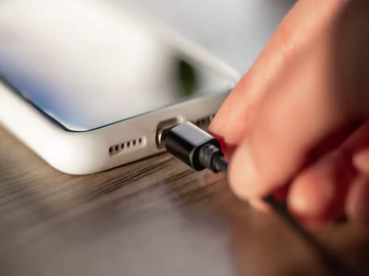 Laptop Tips: Do you also charge your phone using your laptop? Find out if it's a good idea.