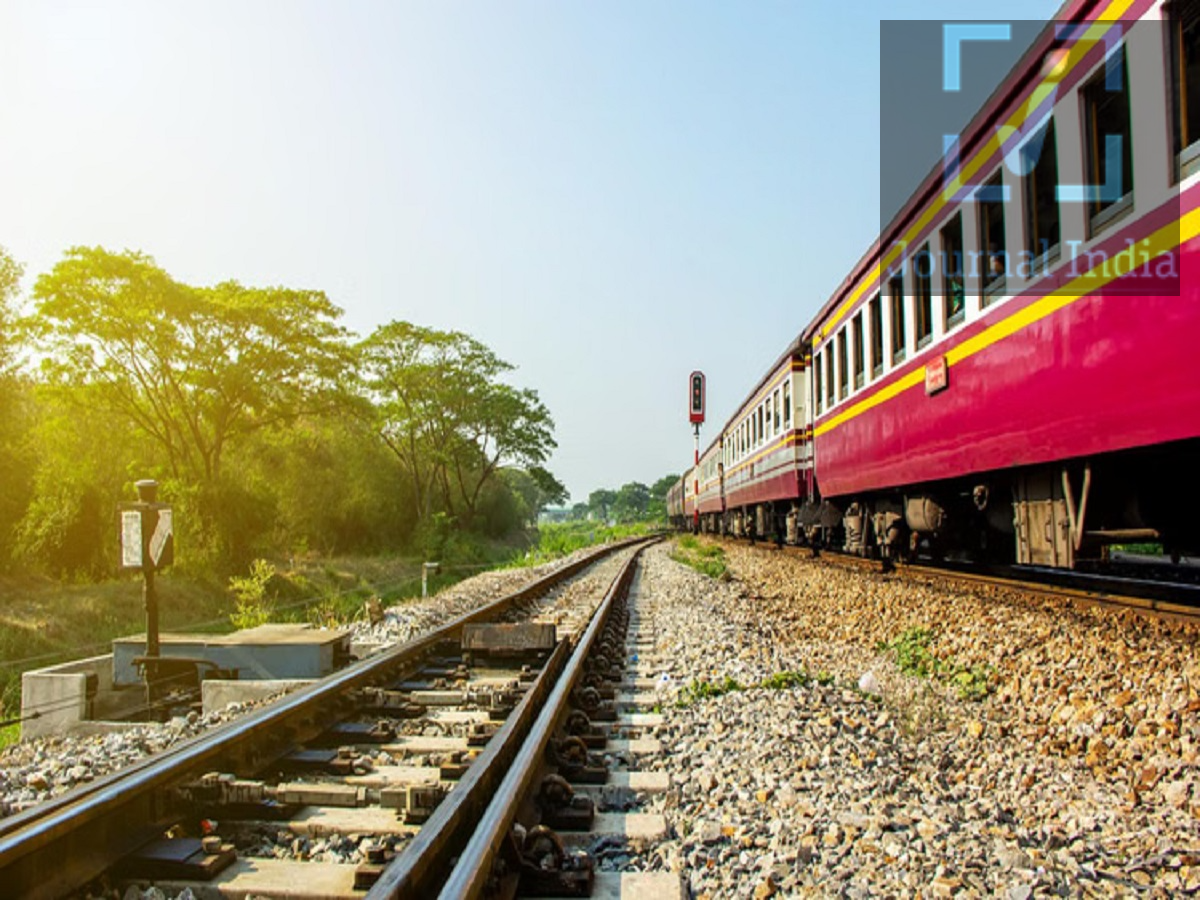 Travel Tips- यात्रा करते समय इन बातों का रखें ध्यान, नहीं हो सकता हैं भारी नुकसान दोस्तो यात्रा न केवल हमें सुकुन देता हैं, बल्कि हमारे दिमाग और मन को भी शांत करता हैं, ऐसे में अगर आप यात्रा करने की सोच रहे हैं, तो होटल, घूमने की जगहों और खाने-पीने की व्यवस्थाओं पर ध्यान देना चाहिए, लेकिन एक सुखद और यादगार यात्रा के लिए ट्रैवल एटीकेट (Travel Etiquette) यानी यात्रा के दौरान सही व्यवहार करना भी बेहद जरूरी है। आइए जानते हैं यात्रा के दौरान किन बातों का ध्यान रखना चाहिए-   1. यात्रा से पहले स्थानीय संस्कृति की जानकारी लें किसी नए स्थान पर जाने से पहले वहां की संस्कृति, परंपराओं और सामाजिक नियमों के बारे में जानकारी जुटाना जरूरी है। &bull;	स्थानीय पहनावे और ड्रेस कोड का ध्यान रखें। &bull;	धार्मिक स्थलों की परंपराओं को समझें। &bull;	स्थानीय लोगों के हाव-भाव और व्यवहार का सम्मान करें। &bull;	कुछ सामान्य स्थानीय शब्द और अभिवादन सीखें। 2. सार्वजनिक स्थानों पर शिष्टाचार बनाए रखें हर शहर और देश में सार्वजनिक व्यवहार से जुड़े अलग-अलग नियम हो सकते हैं। इसलिए अपने आसपास के लोगों और स्थानीय मानदंडों का सम्मान करें। यात्रा के दौरान इन बातों का ध्यान रखें: &bull;	सार्वजनिक स्थानों पर तेज आवाज में बात करने से बचें। &bull;	कतार (Queue) में अपनी बारी का इंतजार करें। &bull;	रास्तों और प्रवेश द्वारों को अवरुद्ध न करें। &bull;	सार्वजनिक स्थानों पर धूम्रपान और शराब से जुड़े स्थानीय नियमों का पालन करें। &bull;	सार्वजनिक रूप से स्नेह प्रदर्शित करने से पहले स्थानीय सामाजिक मानदंडों को समझें।  3. फोटो खींचने से पहले अनुमति जरूर लें यात्रा के दौरान तस्वीरें लेना और वीडियो बनाना आम बात है, लेकिन हर व्यक्ति या स्थान की फोटो बिना अनुमति लेना उचित नहीं है। खासकर इन जगहों पर सावधानी बरतें: &bull;	ग्रामीण क्षेत्र और स्थानीय समुदाय &bull;	धार्मिक स्थल &bull;	सांस्कृतिक कार्यक्रम &bull;	स्थानीय लोगों के निजी या संवेदनशील क्षण 4. धार्मिक और ऐतिहासिक स्थलों के नियमों का पालन करें धार्मिक स्थलों, ऐतिहासिक स्मारकों और सांस्कृतिक आकर्षणों पर जाते समय वहां के नियमों को नजरअंदाज न करें। जरूरी बातें: &bull;	निर्धारित ड्रेस कोड का पालन करें। &bull;	जहां फोटोग्राफी प्रतिबंधित हो, वहां तस्वीरें न लें। &bull;	प्रतिबंधित क्षेत्रों में प्रवेश न करें। &bull;	स्मारकों और पुरानी इमारतों को नुकसान न पहुंचाएं। &bull;	पूजा, धार्मिक अनुष्ठान और शांत वातावरण का सम्मान करें। इन नियमों का पालन करने से स्थानीय विरासत को संरक्षित रखने में मदद मिलती है।