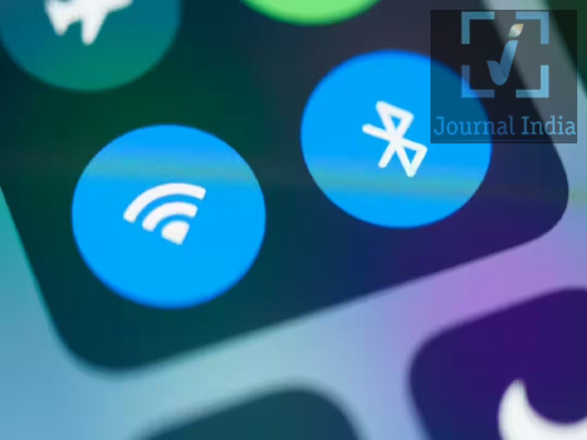 Bluetooth Tips- क्या आप भी अपने फोन का ब्लूटूथ 24 घंटे ऑन रखते हैं, तो 1 मिनट में हो जाएगा बैंक अकाउंट खाली दोस्तो आज के आधुनिक युग में स्मार्टफोन हमारे जीवन का अहम हिस्सा बन गए है, जो न केवल फोन करने के काम आते हैं, कई अन्य काम आते हैं, स्मार्टफोन से TWS ईयरबड्स, स्मार्टवॉच, वायरलेस स्पीकर, फिटनेस बैंड और कार इंफोटेनमेंट सिस्टम को कनेक्ट करने के लिए ब्लूटूथ एक ज़रूरी फ़ीचर बन गया है। कई यूज़र्स इन डिवाइस का इस्तेमाल करने के बाद ब्लूटूथ बंद करना भूल जाते हैं। भले ही यह नुकसानदायक न लगे, लेकिन इससे साइबर अटैक (जैसे ब्लू-बगिंग) का खतरा बढ़ सकता है, आइए जानते हैं कैसे- ब्लू-बगिंग क्या है? ब्लू-बगिंग एक तरह का साइबर अटैक है जो ब्लूटूथ कनेक्शन की कमियों का फ़ायदा उठाता है। अगर आपके फ़ोन का ब्लूटूथ चालू और 'डिस्कवरेबल' (दूसरों को दिखने वाला) है, तो आस-पास मौजूद साइबर अपराधी आपकी जानकारी के बिना आपके डिवाइस से कनेक्ट करने की कोशिश कर सकते हैं अगर अटैक सफल हो जाता है, तो हैकर्स आपके स्मार्टफ़ोन में मौजूद संवेदनशील जानकारी तक अनधिकृत पहुँच (बिना अनुमति के एक्सेस) प्राप्त कर सकते हैं। ब्लू-बगिंग कैसे काम करता है? हैकर्स आस-पास ऐसे डिवाइस खोजते हैं जिनका ब्लूटूथ चालू और दिखने योग्य (विज़िबल) हो। वे अनधिकृत ब्लूटूथ कनेक्शन बनाने की कोशिश करते हैं। अगर सुरक्षा में कोई कमी है, तो वे आपके फ़ोन का एक्सेस प्राप्त कर सकते हैं। गंभीर मामलों में, हमलावर मैसेज देख सकते हैं, कॉन्टैक्ट्स तक पहुँच सकते हैं, कॉल की निगरानी कर सकते हैं या व्यक्तिगत जानकारी चुरा सकते हैं। सबसे ज़्यादा खतरा किसे है? पूरे दिन ब्लूटूथ चालू रखते हैं। अक्सर TWS ईयरबड्स, स्मार्टवॉच, ब्लूटूथ स्पीकर या कार ब्लूटूथ सिस्टम का इस्तेमाल करते हैं। भीड़-भाड़ वाली सार्वजनिक जगहों पर जाते हैं जैसे: रेलवे स्टेशन एयरपोर्ट शॉपिंग मॉल कैफ़े मेट्रो स्टेशन सार्वजनिक परिवहन केंद्र अपने फ़ोन को आस-पास के डिवाइस के लिए 'डिस्कवरेबल' (दिखने योग्य) रखते हैं। खुद को कैसे सुरक्षित रखें ब्लू-बूथ सुरक्षा के इन आसान टिप्स का पालन करें: इस्तेमाल के तुरंत बाद ब्लूटूथ बंद कर दें। जब किसी नए डिवाइस को पेयर न कर रहे हों, तो ब्लूटूथ विज़िबिलिटी या डिस्कवरी मोड को बंद कर दें। केवल भरोसेमंद ब्लूटूथ डिवाइस से ही कनेक्ट करें। अज्ञात पेयरिंग अनुरोधों को अस्वीकार करें। अपने स्मार्टफ़ोन को नवीनतम सॉफ़्टवेयर और सुरक्षा पैच के साथ अपडेट रखें। जब तक ज़रूरी न हो, असुरक्षित सार्वजनिक नेटवर्क या भीड़-भाड़ वाले इलाकों में ब्लूटूथ डिवाइस को पेयर करने से बचें। ब्लू-बूथ बंद करना क्यों ज़रूरी है  आज के स्मार्टफ़ोन में बहुत संवेदनशील जानकारी होती है, जिसमें शामिल हैं: बैंकिंग और पेमेंट ऐप की जानकारी व्यक्तिगत फ़ोटो और वीडियो निजी चैट और ईमेल कॉन्टैक्ट्स और सेव किए गए पासवर्ड काम से संबंधित दस्तावेज़ टू-फ़ैक्टर ऑथेंटिकेशन कोड बिना ज़रूरत के ब्लूटूथ चालू रखने से आपका डिवाइस अनावश्यक सुरक्षा जोखिमों के संपर्क में आ सकता है। इसे रोज़ाना की डिजिटल आदत बनाएं एक आसान आदत&mdash;ज़रूरत न होने पर ब्लूटूथ बंद करना&mdash;ब्लूबगिंग (Bluebugging) जैसे साइबर हमलों के जोखिम को काफी कम कर सकती है। ब्लूटूथ विज़िबिलिटी (Bluetooth visibility) को बंद करने के साथ-साथ, यह छोटा सा बदलाव आपके स्मार्टफ़ोन की सुरक्षा को मज़बूत करता है और आपके पर्सनल डेटा को अनधिकृत एक्सेस से बचाने में मदद करता है।