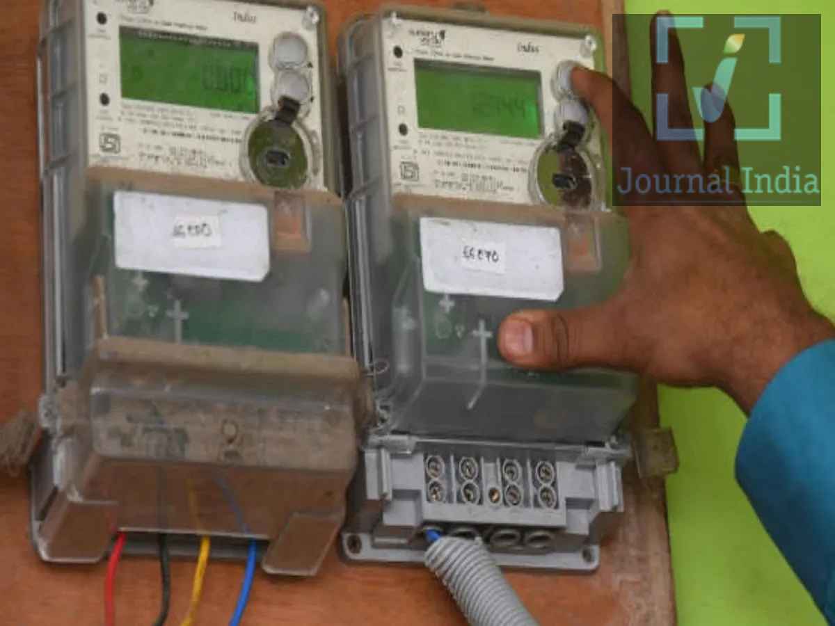 Electricity Bill- बिजली का बिल घटाने के लिए तुरंत चेंज करें फ्रिज-इन्वर्टर की ये सेटिंग, जानिए आसान टिप्स दोस्तो आम लोग दिन प्रतिदिन बढ़ रहें बिजली के बिल से काफी परेशान हैं और सोचते हैं इसे कैसे कम करें, लेकिन क्या आपको पता हैं कि घर में कुछ ऐसे उपकरण होते हैं जो लंबे समय तक या लगातार चलते रहते हैं। फ्रिज, इन्वर्टर, पंखे, कूलर और AC जैसे उपकरण बिजली की खपत बढ़ा सकते हैं। बिजली की खपत कम करने के लिए हर बार नए उपकरण खरीदना जरूरी नहीं है। सही सेटिंग, नियमित मेंटेनेंस और कुछ छोटी-छोटी आदतों को अपनाकर भी बिजली की बर्बादी कम की जा सकती है, आइए जानते हैं कैसे करें इसकी सेटिंग-  1. फ्रिज की कूलिंग सेटिंग सही रखें रेफ्रिजरेटर घर के उन उपकरणों में शामिल है जो लगभग पूरे दिन चलते हैं। इसलिए इसकी कूलिंग सेटिंग और रखरखाव का बिजली की खपत पर सीधा असर पड़ता है। जरूरत न होने पर फ्रिज का तापमान अधिकतम कूलिंग पर न रखें। मौसम और फ्रिज के मॉडल के अनुसार उचित तापमान सेट करें। फ्रिज के पीछे और आसपास पर्याप्त जगह रखें ताकि गर्म हवा आसानी से बाहर निकल सके। फ्रिज को दीवार से बिल्कुल चिपकाकर रखने से बचें। बार-बार फ्रिज का दरवाजा खोलने से ठंडी हवा बाहर निकलती है और कंप्रेसर को ज्यादा मेहनत करनी पड़ती है। 2. गर्म खाना तुरंत फ्रिज में न रखें बहुत गर्म खाना सीधे फ्रिज में रखने से अंदर का तापमान बढ़ जाता है। इसके कारण कूलिंग सिस्टम को ज्यादा काम करना पड़ सकता है। इसलिए खाने को सामान्य तापमान तक ठंडा होने दें और उसके बाद ही फ्रिज में रखें। साथ ही फ्रिज में जरूरत से ज्यादा सामान भरने से भी बचें, ताकि ठंडी हवा का प्रवाह सही बना रहे। 3. इन्वर्टर की बैटरी का रखें ध्यान इन्वर्टर की बिजली खपत और परफॉर्मेंस में उसकी बैटरी की स्थिति महत्वपूर्ण होती है। पुरानी या खराब तरीके से मेंटेन की गई बैटरी ठीक से चार्ज नहीं हो पाती और सिस्टम की कार्यक्षमता प्रभावित हो सकती है। अगर आपके इन्वर्टर में लीड-एसिड बैटरी लगी है, तो निर्माता के निर्देशों के अनुसार समय-समय पर इलेक्ट्रोलाइट/पानी का स्तर जांचें। साथ ही यह भी सुनिश्चित करें कि इन्वर्टर का चार्जिंग सिस्टम और ऑटो-कट फीचर सही तरीके से काम कर रहा हो। 4. इन्वर्टर पर जरूरत से ज्यादा लोड न डालें इन्वर्टर से केवल उन्हीं उपकरणों को जोड़ें जिनकी वास्तव में जरूरत है। गैर-जरूरी उपकरणों को लगातार इन्वर्टर पर चलाने से बैटरी जल्दी डिस्चार्ज हो सकती है और सिस्टम पर अतिरिक्त भार पड़ सकता है। इसलिए इन्वर्टर का लोड अपनी जरूरत के अनुसार रखें और अनावश्यक उपकरणों को इससे डिस्कनेक्ट कर दें। 5. घर में अपनाएं बिजली बचाने की ये आदतें बिजली बचाने के लिए सिर्फ फ्रिज और इन्वर्टर की सेटिंग बदलना पर्याप्त नहीं है। रोजमर्रा की कुछ आदतें भी बिजली की खपत कम करने में मदद कर सकती हैं। घर से बाहर निकलते समय पंखे, टीवी, कूलर और अन्य गैर-जरूरी उपकरण बंद कर दें। मोबाइल या लैपटॉप चार्ज होने के बाद चार्जर को अनावश्यक रूप से प्लग में न लगा रहने दें। पुराने बल्बों की जगह LED बल्ब का इस्तेमाल करें। दिन में संभव हो तो प्राकृतिक रोशनी का इस्तेमाल करें। AC और कूलर की नियमित सर्विसिंग करवाएं। एयर फिल्टर और अन्य जरूरी हिस्सों की सफाई समय पर करें। नए उपकरण खरीदते समय बेहतर एनर्जी एफिशिएंसी वाले मॉडल को प्राथमिकता दें