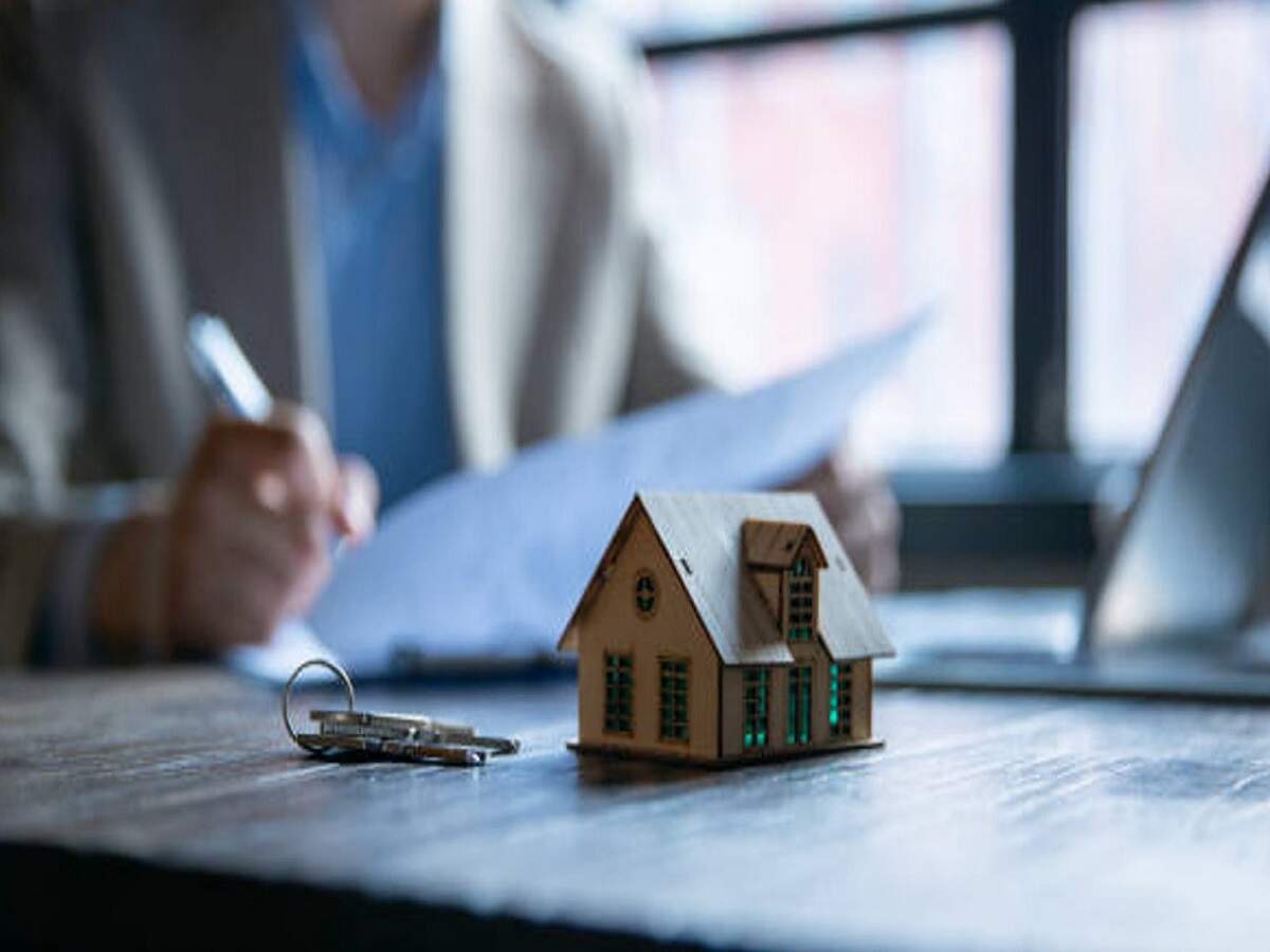 Home Loan Tips: Should you pay off your home loan first or invest your money? Let's find out which option is more beneficial.