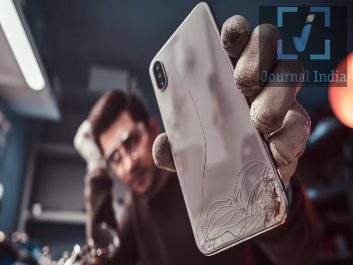 Smart Phone Tips- क्या आप सेकंड हैंड iPhone ले रहे हैं, तो ये चीजें जरूर कर लें चेक दोस्तो जैसा कि हम सब देख रहे हैं कि iPhone की कीमत दिन प्रतिदिन आसमान छू रही हैं, इसलिए लोग सेकेंड-हैंड और रिफर्बिश्ड iPhone खरीदना पसंद कर रहे हैं। लेकिन इसे खरीदने से पहले फोन की कंडीशन के साथ-साथ उसकी Warranty और AppleCare Status की जांच करना बेहद जरूरी है।  कई बार लोग सिर्फ फोन की बाहरी हालत देखकर खरीदारी कर लेते हैं। बाद में अगर फोन में कोई बड़ी हार्डवेयर समस्या सामने आती है और वारंटी खत्म हो चुकी होती है, तो रिपेयर पर काफी पैसा खर्च करना पड़ सकता हैं, आइए फोन खरीदते समय किन बातों का रखें ध्यान-  iPhone की Settings से ऐसे चेक करें Warranty अगर सेकेंड-हैंड iPhone आपके सामने मौजूद है, तो वारंटी चेक करने का सबसे आसान तरीका फोन की Settings में जाकर जानकारी देखना है। इसके लिए इन स्टेप्स को फॉलो करें: सबसे पहले iPhone में Settings ऐप खोलें। अब General के विकल्प पर जाएं। यहां आपको AppleCare & Warranty का विकल्प दिखाई देगा। इस विकल्प पर टैप करने के बाद डिवाइस की वारंटी और AppleCare से जुड़ी जानकारी स्क्रीन पर दिखाई देगी। अगर डिवाइस पर Apple की लिमिटेड वारंटी या कोई AppleCare प्लान लागू है, तो उसकी उपलब्ध जानकारी यहां देखी जा सकती है। सेकेंड-हैंड iPhone खरीदते समय यह तरीका काफी उपयोगी है, क्योंकि आप विक्रेता के सामने ही फोन की वारंटी की स्थिति की जांच कर सकते हैं। Serial Number से भी चेक कर सकते हैं Warranty कई बार फोन आपके पास मौजूद नहीं होता, खासकर जब आप किसी ऑनलाइन प्लेटफॉर्म या दूर बैठे विक्रेता से सेकेंड-हैंड iPhone खरीद रहे हों। ऐसी स्थिति में Serial Number की मदद से भी कवरेज की जानकारी चेक की जा सकती है। इसके लिए: iPhone का Serial Number प्राप्त करें। Apple की आधिकारिक Check Coverage वेबसाइट पर जाएं। दिए गए बॉक्स में iPhone का Serial Number दर्ज करें। स्क्रीन पर दिखाई देने वाला CAPTCHA पूरा करें। इसके बाद जानकारी सबमिट करें। Apple के कवरेज पोर्टल पर उपलब्ध जानकारी से आपको पता चल सकता है कि डिवाइस की वारंटी या अन्य कवरेज अभी लागू है या नहीं। iPhone का Serial Number आमतौर पर Settings > General > About में देखा जा सकता है। ऑनलाइन खरीदारी के मामले में पेमेंट करने से पहले विक्रेता से Serial Number लेकर इसकी जानकारी जांचना एक अच्छा सुरक्षा कदम है। Warranty खत्म हो तो क्या iPhone खरीदना चाहिए? अगर जांच करने पर पता चलता है कि iPhone की वारंटी खत्म हो चुकी है, तो इसका मतलब यह नहीं है कि फोन बिल्कुल नहीं खरीदना चाहिए। हालांकि, ऐसी स्थिति में आपको फोन की जांच और भी सावधानी से करनी चाहिए। खरीदने से पहले इन जरूरी चीजों को जरूर चेक करें: 1. Battery Health iPhone की Battery Health देखें। बहुत कम बैटरी क्षमता होने पर भविष्य में बैटरी बदलने का अतिरिक्त खर्च आ सकता है। 2. Display स्क्रीन पर किसी तरह की लाइन, डेड पिक्सल, टच की समस्या या असामान्य रंग दिखाई दे रहे हैं या नहीं, यह जांचें। 3. Camera फ्रंट और रियर दोनों कैमरों से फोटो और वीडियो बनाकर देखें। फोकस, लेंस और कैमरा सेंसर ठीक से काम कर रहे हैं या नहीं, इसकी जांच जरूरी है। 4. Face ID Face ID को कई बार टेस्ट करें। यह सेकेंड-हैंड iPhone में विशेष रूप से महत्वपूर्ण है, क्योंकि Face ID से जुड़ी हार्डवेयर समस्या का समाधान महंगा हो सकता है। 5. Charging और Ports चार्जिंग केबल लगाकर देखें कि फोन सही तरीके से चार्ज हो रहा है या नहीं। पोर्ट ढीला या खराब तो नहीं है, यह भी जांचें। 6. Speaker और Microphone कॉल करके ईयरपीस और माइक्रोफोन की जांच करें। साथ ही स्पीकर से कोई असामान्य आवाज तो नहीं आ रही, यह भी देखें। 7. पहले रिपेयर हुआ है या नहीं विक्रेता से पूछें कि फोन पहले कभी खुला या रिपेयर हुआ है या नहीं। अगर इसमें लोकल मार्केट के थर्ड-पार्टी पार्ट्स लगाए गए हैं, तो फोन की विश्वसनीयता और भविष्य की परफॉर्मेंस प्रभावित हो सकती है।