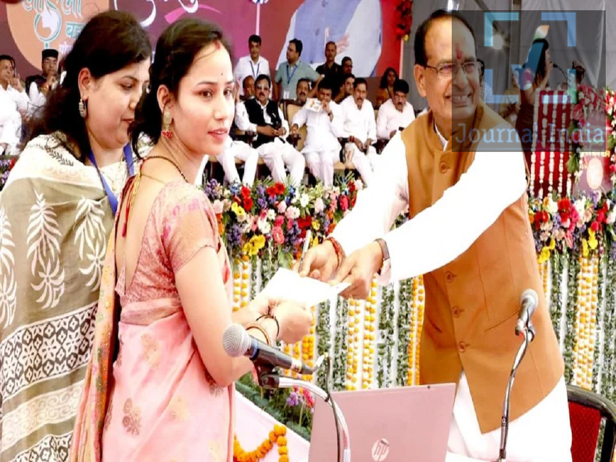 Ladli Behan Yojana- क्या अविवाहित महिलाओं को भी मिल सकता है योजना का लाभ, आइए जानें नियम दोस्तो भारतीय सरकार और राज्य सरकार आर्थिक रूप से कमजोर लोगो के लिए विभिन्न प्रकार की योजनाएं चलाते हैं, ऐसी ही एक योजना हैं मध्य प्रदेश सरकार की मुख्यमंत्री लाड़ली बहना योजना महिलाओं को आर्थिक रूप से सशक्त बनाने के उद्देश्य से चलाई जा रही प्रमुख योजनाओं में शामिल है। इस योजना के तहत पात्र महिलाओं के बैंक खाते में हर महीने आर्थिक सहायता राशि भेजी जाती है। कई महिलाओं के मन में यह सवाल रहता है कि क्या लाड़ली बहना योजना का लाभ केवल विवाहित महिलाओं को मिलता है या अविवाहित महिलाएं भी इसके लिए आवेदन कर सकती हैं? आइए जानते हैं क्या कहता हैं नियम क्या अविवाहित महिलाओं को मिलता है लाड़ली बहना योजना का लाभ? सामान्य रूप से अविवाहित (Single) महिलाएं मुख्यमंत्री लाड़ली बहना योजना के दायरे में नहीं आती हैं। योजना का मुख्य उद्देश्य विवाहित महिलाओं को आर्थिक सहायता प्रदान करना है। हालांकि, कुछ ऐसी महिलाएं जो वैवाहिक स्थिति के कारण अलग परिस्थिति में हैं, उन्हें पात्रता मिल सकती है। इनमें मुख्य रूप से: विधवा महिलाएं  पति द्वारा परित्यक्त महिलाएं  तलाकशुदा महिलाएं  शामिल हैं, बशर्ते वे योजना की अन्य निर्धारित शर्तों को पूरा करती हों। लाड़ली बहना योजना के लिए उम्र कितनी होनी चाहिए? योजना का लाभ लेने के लिए महिला की उम्र 21 वर्ष से 60 वर्ष के बीच होना आवश्यक है। इसके साथ ही आवेदिका का मध्य प्रदेश की स्थानीय निवासी होना भी जरूरी है। परिवार की आय से जुड़ी शर्त योजना के लिए आवेदन करने से पहले परिवार की आर्थिक स्थिति से जुड़ी शर्तों को भी ध्यान में रखना जरूरी है। परिवार की वार्षिक आय निर्धारित सीमा के भीतर होनी चाहिए।  परिवार का कोई सदस्य आयकरदाता नहीं होना चाहिए।  आवेदिका को योजना की अन्य पात्रता शर्तें भी पूरी करनी होंगी।  बैंक अकाउंट और आधार लिंक होना जरूरी योजना की राशि सीधे बैंक खाते में DBT (Direct Benefit Transfer) के माध्यम से भेजी जाती है। इसलिए महिला का अपना बैंक खाता होना जरूरी है। साथ ही: बैंक खाता आधार से लिंक होना चाहिए।  खाते में DBT की सुविधा सक्रिय होनी चाहिए।  आधार से जुड़ी जानकारी सही और अपडेट होनी चाहिए।  समग्र e-KYC भी जरूरी लाड़ली बहना योजना का लाभ लेने के लिए समग्र आईडी की e-KYC प्रक्रिया पूरी होना भी महत्वपूर्ण है। आवेदन करने से पहले यह सुनिश्चित कर लेना चाहिए कि समग्र और आधार से संबंधित जानकारी में किसी तरह की गलती न हो।