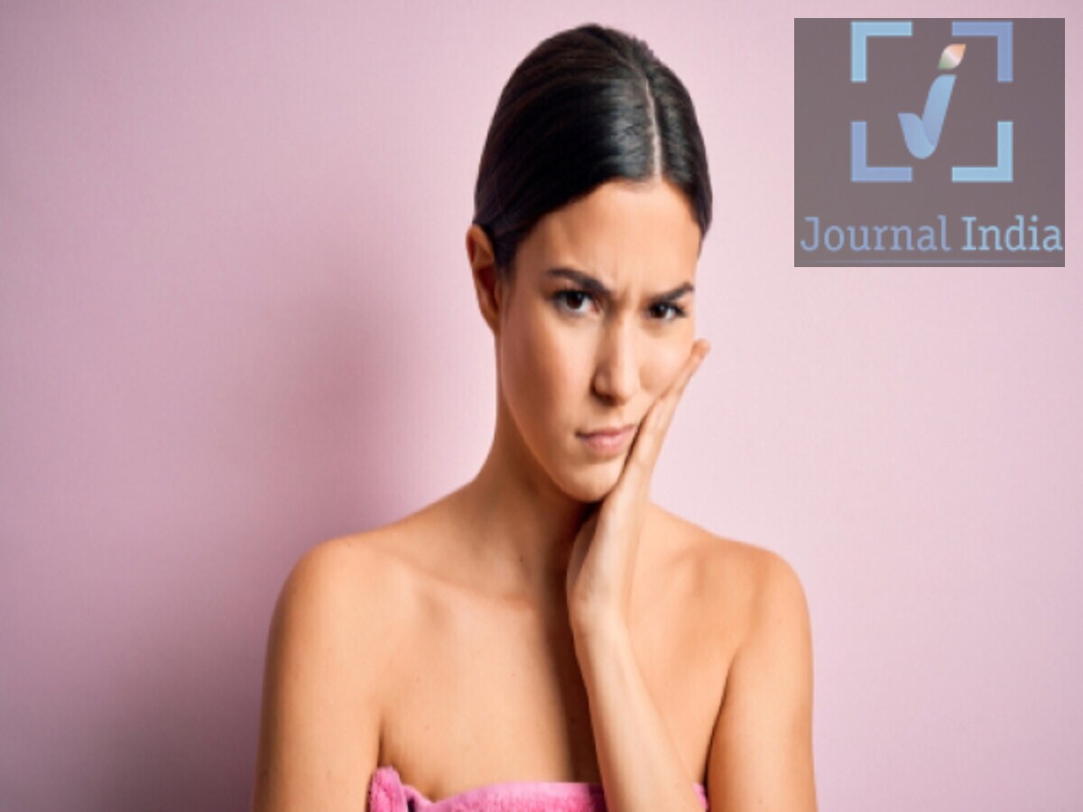 Skin Care Tips- चिंता केवल दिमाग पर ही नहीं, स्कीन पर डालती हैं असर दोस्तो आज हम सब हर समय तनाव और चिंता से घिरे हुए होते हैं, जो शाररिक और मानसिक स्वास्थ्य पर असर डालती हैं, कुछ लोगों में ज्यादा तनाव या एंग्जायटी के दौरान अचानक लाल चकत्ते, खुजली या त्वचा पर छोटे-छोटे उभरे हुए दाने दिखाई देने लगते हैं। ऐसे में सवाल उठता है कि क्या तनाव वास्तव में स्किन रैश का कारण बन सकता है? हर तरह का रैश तनाव की वजह से नहीं होता, लेकिन मानसिक तनाव कुछ लोगों में त्वचा की समस्याओं को ट्रिगर या अधिक गंभीर कर सकता है। आइए जानते हैं किन लोगो को हो सकती हैं ये परेशानी-  तनाव के दौरान शरीर में क्या होता है? जब व्यक्ति तनाव में होता है तो शरीर का Stress Response System सक्रिय हो जाता है। इस दौरान HPA Axis (Hypothalamic-Pituitary-Adrenal Axis) और Sympathetic Nervous System महत्वपूर्ण भूमिका निभाते हैं। तनाव की स्थिति में शरीर में कॉर्टिसोल, एड्रेनालिन और नॉरएड्रेनालिन जैसे हार्मोन और रासायनिक संकेतों में बदलाव होता है। इसका असर त्वचा में मौजूद नसों और इम्यून सिस्टम की कोशिकाओं पर भी पड़ सकता है। इसी वजह से लंबे समय तक रहने वाला मानसिक तनाव कुछ लोगों में पहले से मौजूद त्वचा संबंधी समस्याओं को बढ़ा सकता है। क्या तनाव से Hives यानी पित्ती हो सकती है? कुछ लोगों में तनाव और चिंता के दौरान Urticaria (Hives) की समस्या दिखाई दे सकती है। इसमें त्वचा पर अचानक लाल या त्वचा के रंग के उभरे हुए चकत्ते बन जाते हैं, जिनमें तेज खुजली हो सकती है। त्वचा में मौजूद Mast Cells सक्रिय होने पर Histamine जैसे पदार्थ रिलीज कर सकते हैं। इससे त्वचा पर: लालिमा सूजन खुजली उभरे हुए दाने या चकत्ते जैसे लक्षण दिखाई दे सकते हैं। हालांकि, हर बार Hives का कारण तनाव नहीं होता। खाद्य पदार्थों से एलर्जी, दवाइयां, संक्रमण, गर्मी, पसीना और कई अन्य कारण भी इसके लिए जिम्मेदार हो सकते हैं। तनाव में खुजली क्यों बढ़ सकती है? तनाव और खुजली के बीच एक तरह का चक्र बन सकता है। ज्यादा तनाव कुछ लोगों में खुजली को बढ़ा सकता है, जबकि लगातार खुजली और त्वचा की परेशानी तनाव और बेचैनी को और बढ़ा सकती है। बार-बार खुजलाने से त्वचा पर जलन और सूजन बढ़ सकती है, जिससे समस्या और ज्यादा परेशान करने वाली बन जाती है। Stress Rash कैसा दिखाई दे सकता है? अगर तनाव किसी व्यक्ति में Hives या इसी तरह की त्वचा प्रतिक्रिया को ट्रिगर करता है, तो इसके लक्षण इस प्रकार हो सकते हैं: त्वचा पर अचानक लाल या त्वचा के रंग के उभरे हुए चकत्ते। तेज खुजली होना। गोल या अनियमित आकार के उभरे हुए दाने। एक जगह के चकत्ते कुछ समय बाद कम होकर दूसरी जगह दिखाई देना। गर्मी, पसीने या भावनात्मक तनाव में लक्षण बढ़ जाना। रैश का अचानक दिखाई देना और कुछ समय बाद कम हो जाना। हर रैश को Stress Rash न समझें त्वचा पर दिखाई देने वाला हर लाल निशान या खुजली वाला रैश तनाव की वजह से नहीं होता। इसके पीछे कई अन्य कारण हो सकते हैं, जैसे: एलर्जी एक्जिमा सोरायसिस त्वचा का संक्रमण कीड़े के काटने की प्रतिक्रिया किसी दवा का साइड इफेक्ट अन्य त्वचा संबंधी समस्याएं इसलिए बार-बार होने वाले या लंबे समय तक बने रहने वाले रैश को केवल तनाव का परिणाम मानकर नजरअंदाज नहीं करना चाहिए।