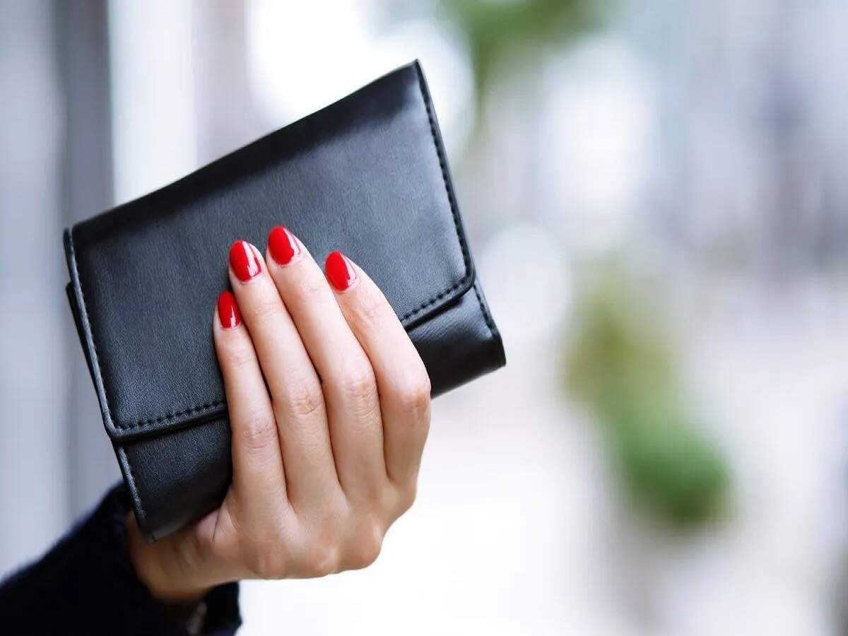 Vastu Tips – Which color wallet is auspicious for you? Let’s find out.