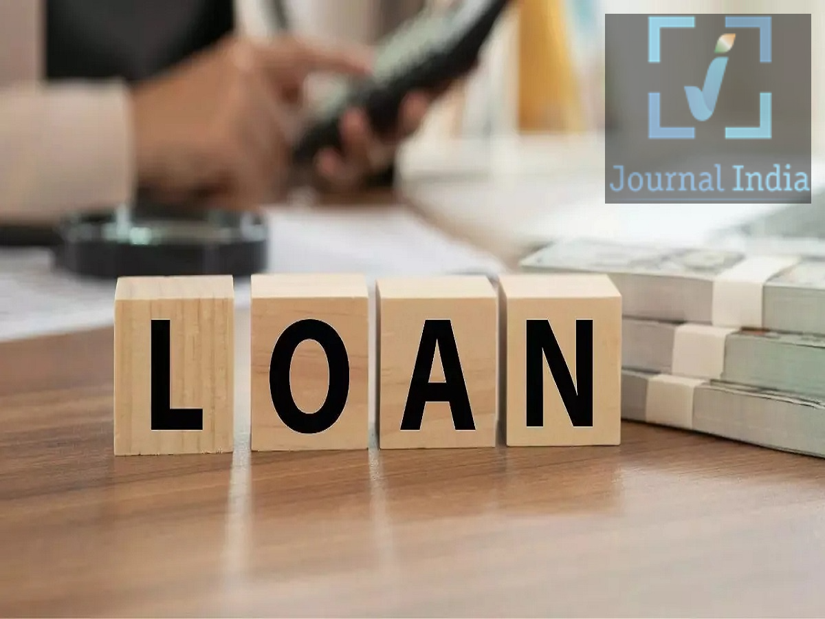Loan Paper Tips- क्या लोन ले रहे हैं, तो KFS में जरूर देखें ये 4 बातें, नहीं चलेगी बैंक की चालाकी दोस्तो आज हमारी जरूरतें बहुत ही ज्यादा बढ़ गई है और कमाई हो रह गई हैं कम, ऐसे में हम अपनी जरूरतें पूरी करने के लिए हम लोन लेते हैं, आज के समय में बैंक और डिजिटल लेंडिंग ऐप्स के जरिए कुछ ही मिनटों में लोन मिल जाता है। लेकिन जल्दबाजी में लोग अक्सर लोन एग्रीमेंट की शर्तें पढ़े बिना ही उसे स्वीकार कर लेते हैं। बाद में उन्हें प्रोसेसिंग फीस, लेट फीस, प्रीपेमेंट चार्ज और अन्य अतिरिक्त शुल्क के रूप में बड़ा भुगतान करना पड़ सकता है। ऐसे में भारतीय रिजर्व बैंक (RBI) ने Key Facts Statement (KFS) को महत्वपूर्ण बनाया है। लोन लेने से पहले इस दस्तावेज को ध्यान से पढ़ना बेहद जरूरी है, क्योंकि इसमें लोन की लागत और प्रमुख शर्तों की जानकारी आसान भाषा में दी जाती है। क्या है Key Facts Statement (KFS)? KFS यानी Key Facts Statement एक संक्षिप्त दस्तावेज है, जिसे बैंक या NBFC लोन देने से पहले ग्राहक को उपलब्ध कराता है। इसका उद्देश्य लोन से जुड़ी महत्वपूर्ण जानकारी को आसान और पारदर्शी तरीके से सामने रखना है। इसमें आम तौर पर लोन की राशि, ब्याज दर, Annual Percentage Rate (APR), EMI, भुगतान की अवधि और लागू होने वाले अन्य शुल्क की जानकारी शामिल होती है। इससे ग्राहक लोन एग्रीमेंट की बारीक शर्तों को समझकर बेहतर फैसला ले सकता है। KFS में इन 4 बातों को जरूर चेक करें 1. Annual Percentage Rate (APR) APR लोन की वास्तविक कुल लागत को समझने में मदद करता है। केवल ब्याज दर देखने के बजाय APR पर ध्यान देना चाहिए, क्योंकि इसमें ब्याज के साथ लागू अन्य शुल्क भी शामिल हो सकते हैं। 2. EMI और Repayment Schedule KFS में आपकी मासिक EMI, कुल किस्तों की संख्या और repayment schedule की जानकारी दी जाती है। लोन लेने से पहले यह गणना जरूर करें कि पूरी अवधि में आपकी जेब से कुल कितनी रकम जाएगी। 3. Penalty और Late Fees अगर EMI समय पर जमा नहीं होती है तो कितना शुल्क लगेगा, यह पहले से जानना जरूरी है। इसके अलावा, अगर आप लोन को तय अवधि से पहले चुकाना चाहते हैं, तो prepayment या foreclosure charges लागू हैं या नहीं, इसकी जानकारी भी KFS में जरूर देखें। 4. Cooling-off Period डिजिटल लोन में RBI के नियमों के तहत लागू cooling-off period की जानकारी भी महत्वपूर्ण है। इस अवधि में ग्राहक, लागू शर्तों के अनुसार, लोन से बाहर निकल सकता है। हालांकि, लोन लेते समय KFS में दिए गए नियमों और किसी भी लागू शुल्क को ध्यान से पढ़ना जरूरी है। KFS पढ़ना क्यों जरूरी है? लोन की वास्तविक लागत समझने में मदद मिलती है। छिपे हुए या अतिरिक्त शुल्क की जानकारी मिल सकती है। EMI और कुल repayment का अंदाजा पहले ही हो जाता है। लेट पेमेंट और प्रीपेमेंट से जुड़े शुल्क पता चल जाते हैं। अलग-अलग बैंक या NBFC के लोन ऑफर की तुलना करना आसान होता है। जल्दबाजी में महंगा लोन लेने से बचा जा सकता है। लोन लेने से पहले न करें ये गलती सिर्फ इसलिए कि कोई बैंक या डिजिटल ऐप आपको तुरंत लोन दे रहा है, बिना शर्तें पढ़े लोन स्वीकार न करें। Loan Agreement पर हस्ताक्षर करने से पहले KFS को ध्यान से पढ़ें और उसमें दिए गए APR, EMI, शुल्क, repayment schedule और अन्य शर्तों को समझें। अगर किसी शुल्क या शर्त को लेकर संदेह है, तो लोन स्वीकार करने से पहले बैंक या वित्तीय संस्था से उसकी स्पष्ट जानकारी मांगें।