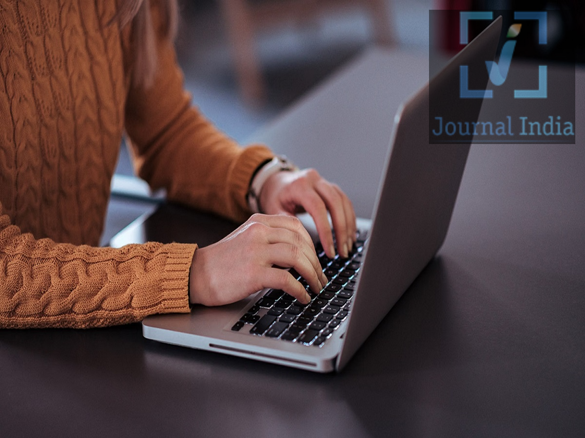 Laptop Use- लैपटॉप का बिस्तर पर रखकर करते हैं इस्तेमाल, जानिए इसके खतरा दोस्तो आज के आधुनिक युग में लैपटॉप हमारे जीवन का अहम हिस्सा बन गए हैं, जिनके माध्यम से पढ़ाई करते हैं, फिल्में देखते हैं, बिस्तर पर आराम से लेटकर लैपटॉप का इस्तेमाल करना आरामदायक लग सकता है। लैपटॉप को सीधे बेडशीट, गद्दे या कंबल पर रखने से इसके परफॉरमेंस पर असर पड़ सकता है और समय के साथ इसके ज़रूरी पार्ट्स खराब हो सकते हैं। इससे लैपटॉप की स्पीड कम हो सकती है और बैटरी लाइफ भी घट सकती है। यहाँ बिस्तर पर लैपटॉप इस्तेमाल करने के मुख्य जोखिम और कुछ सावधानियां बताई गई हैं। 1. एयर वेंट बंद होने से लैपटॉप ज़्यादा गर्म हो सकता है कई लैपटॉप में हवा अंदर लेने वाले वेंट (एयर इनटेक वेंट) नीचे की तरफ या दूसरी सतहों पर होते हैं। जब इन्हें सीधे किसी मुलायम गद्दे या कंबल पर रखा जाता है, तो ये रास्ते बंद हो सकते हैं। इससे हवा का बहाव रुक जाता है और कूलिंग सिस्टम ठीक से काम नहीं कर पाता। 2. अंदरूनी पार्ट्स खराब होने का खतरा बहुत ज़्यादा गर्मी से लैपटॉप के अंदरूनी पार्ट्स, जैसे प्रोसेसर, मदरबोर्ड और अन्य इलेक्ट्रॉनिक हिस्सों की कार्यक्षमता और उम्र पर बुरा असर पड़ सकता है। नुकसान से बचाने के लिए, आजकल के लैपटॉप तापमान बहुत ज़्यादा बढ़ने पर अपने आप प्रोसेसिंग स्पीड कम कर देते हैं या बंद हो जाते हैं। 3. लैपटॉप की बैटरी लाइफ कम हो सकती है  ज़्यादा तापमान पर चलने से बैटरी जल्दी खराब हो सकती है। लंबे समय तक बहुत ज़्यादा गर्मी के संपर्क में रहने से बैटरी की क्षमता कम हो सकती है। कुछ मामलों में, इससे बैटरी फूल सकती है या बैटरी से जुड़ी अन्य समस्याएं आ सकती हैं। 4. लैपटॉप की स्पीड धीमी हो सकती है जब लैपटॉप बहुत ज़्यादा गर्म हो जाता है, तो तापमान को कंट्रोल करने के लिए सिस्टम प्रोसेसर की स्पीड कम कर सकता है। इससे ऐप्स धीरे चल सकते हैं, काम में रुकावट आ सकती है और कुल मिलाकर इस्तेमाल करने का अनुभव खराब हो सकता है। 5. सुरक्षा से जुड़े जोखिम बढ़ सकते हैं मुलायम बिस्तर पर लैपटॉप रखने से डिवाइस के आस-पास गर्मी जमा हो सकती है। हालाँकि ज़्यादा गर्म होने से हमेशा आग नहीं लगती, लेकिन वेंटिलेशन रुकने और बहुत ज़्यादा गर्मी होने से अन्य खतरे पैदा हो सकते हैं, खासकर तब जब डिवाइस या बैटरी पहले से ही खराब हो। अपने लैपटॉप को सुरक्षित रखने के उपाय
