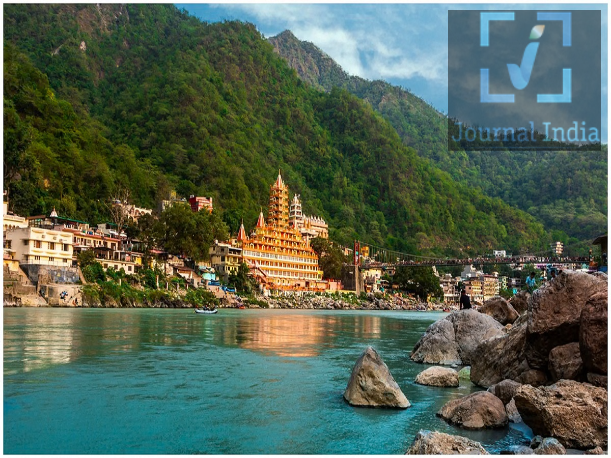 Travel Tips- नवंबर से फरवरी तक देश में मनाएं जाएंगें सांस्कृतिक त्योहार, यहां जाएं घूमने दोस्तो भारत घूमने के लिए नवंबर से फरवरी के बीच के दिन बहुत ही सही होती हैं, इस दौरान देश जीवंत मेलों, सांस्कृतिक कार्यक्रमों, साहित्यिक सभाओं और पारंपरिक उत्सवों से गुलजार हो उठता है। राजस्थान के रंग-बिरंगे ऊंट मेले से लेकर नागालैंड के जनजातीय उत्सवों और ओडिशा के शास्त्रीय नृत्य प्रदर्शनों तक, ये आयोजन यात्रियों को भारत की समृद्ध सांस्कृतिक विरासत को उसके प्रसिद्ध पर्यटन स्थलों से परे जाकर अनुभव करने का मौका देते हैं। आइए जानते हैं आप इन दिनों में कहां घूम सकते हैं-  1. पुष्कर ऊंट मेला, राजस्थान पुष्कर ऊंट मेला राजस्थान के सबसे लोकप्रिय सांस्कृतिक आयोजनों में से एक है, जो देश-विदेश के पर्यटकों को अपनी ओर आकर्षित करता है। पर्यटक यहां पुष्कर झील और प्रसिद्ध ब्रह्मा मंदिर भी देख सकते हैं। 2026 में, यह मेला 17 से 24 नवंबर के बीच आयोजित होगा। 2. हॉर्नबिल फेस्टिवल, नागालैंड "त्योहारों का त्योहार" (Festival of Festivals) के रूप में जाना जाने वाला यह वार्षिक उत्सव नागालैंड की विविध जनजातीय परंपराओं, संगीत, खान-पान, हस्तशिल्प और पारंपरिक खेलों को प्रदर्शित करता है। 2026 का संस्करण 1 से 10 दिसंबर तक आयोजित किया जाएगा। 3. कोणार्क नृत्य महोत्सव, ओडिशा कोणार्क सूर्य मंदिर की भव्य पृष्ठभूमि में आयोजित होने वाला यह महोत्सव भारत की शास्त्रीय नृत्य परंपराओं का जश्न मनाता है। इसमें ओडिसी, भरतनाट्यम, कथक, कुचिपुड़ी और अन्य नृत्य शैलियों की प्रस्तुतियां दी जाती हैं। यात्री चंद्रभागा बीच पर जा सकते हैं और पास ही आयोजित होने वाले 'इंटरनेशनल सैंड आर्ट फेस्टिवल' (अंतरराष्ट्रीय रेत कला महोत्सव) का आनंद ले सकते हैं। कोणार्क नृत्य महोत्सव 2026 में 1 से 5 दिसंबर तक आयोजित होगा। 4. जयपुर साहित्य महोत्सव (Jaipur Literature Festival), राजस्थान जयपुर साहित्य महोत्सव दुनिया भर के लेखकों, कवियों, इतिहासकारों, पत्रकारों और पाठकों को एक मंच पर लाता है। यहाँ साहित्य, राजनीति, विज्ञान, इतिहास और समकालीन समाज जैसे विषयों पर चर्चा होती है, जो इसे किताब प्रेमियों के लिए एक बेहतरीन विकल्प बनाती है।