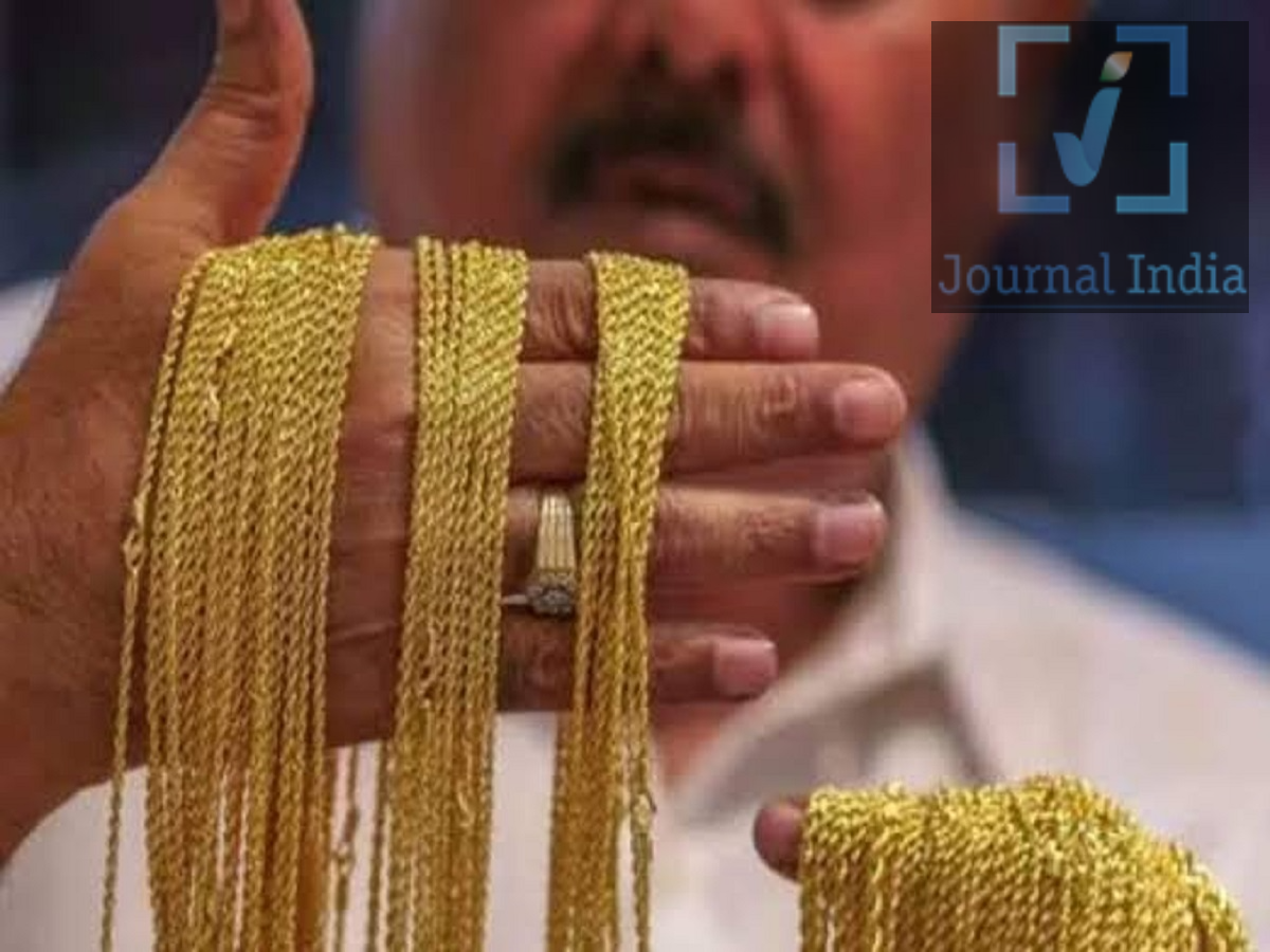Gold Price- क्या हैं आज जयपुर में सोने की कीमत, एक क्लिक करें और जानें दोस्तो सोना खरीदने वालों के लिए कल का दिन बहुत ही सही रहा था, क्योंकि 2 अक्टूबर 2026, मामूली गिरावट देखने को मिली है। 24 कैरेट से लेकर 14 कैरेट तक सभी प्रमुख कैटेगरी के सोने के भाव में कमी दर्ज की गई है। पिछले 10 दिनों के आंकड़ों पर नजर डालें तो सोने की कीमतों में काफी बड़ी गिरावट आई है, आइए जानते हैं सोने की कीमतों के बारे में-  जयपुर में आज सोने के भाव 24 कैरेट सोना: ₹1,49,380 प्रति 10 ग्राम 1 अक्टूबर के मुकाबले ₹200 की गिरावट  22 कैरेट सोना: ₹1,36,940 प्रति 10 ग्राम 1 अक्टूबर के मुकाबले ₹170 की गिरावट  18 कैरेट सोना: ₹1,12,035 प्रति 10 ग्राम 1 अक्टूबर के मुकाबले ₹150 की गिरावट  14 कैरेट सोना: ₹87,138 प्रति 10 ग्राम 1 अक्टूबर के मुकाबले ₹117 की गिरावट  10 दिनों में कितना सस्ता हुआ सोना? जयपुर में पिछले 10 दिनों के सोने के भाव की तुलना करें तो गिरावट और ज्यादा स्पष्ट नजर आती है। 24 कैरेट: ₹5,340 प्रति 10 ग्राम की गिरावट  22 कैरेट: ₹4,900 प्रति 10 ग्राम की गिरावट  18 कैरेट: ₹4,005 प्रति 10 ग्राम की गिरावट  14 कैरेट: ₹3,115 प्रति 10 ग्राम की गिरावट  यानी पिछले 10 दिनों में जयपुर में 24 कैरेट सोने का भाव ₹1,54,720 से घटकर ₹1,49,380 प्रति 10 ग्राम रह गया है। सोना खरीदने वालों के लिए जरूरी बात सोने के दाम बाजार की स्थिति के अनुसार लगातार बदलते रहते हैं। ज्वेलरी खरीदते समय बताए गए रेट के अलावा मेकिंग चार्ज, GST और अन्य शुल्क भी लागू हो सकते हैं। इसलिए खरीदारी से पहले स्थानीय ज्वेलर से अंतिम कीमत जरूर जांच लें।