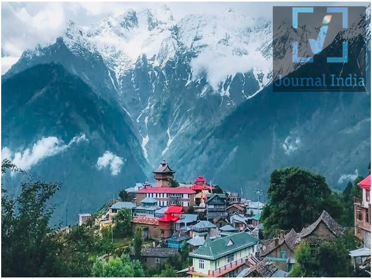 Travel Tips- उत्तराखंड के ये खूबसूरत गांव घूमने में आएगा मजा, खर्चा नाम मात्र, जानिए इनके बारे में दोस्तो अगर आप शहर भीड़ भाड़ और ट्रॉफिक, प्रदूषण आदि से परेशान हो गए हैं और दूर जाकर पहाड़ों की शांति का आनंद लेना चाहते हैं, तो इसके लिए बहुत बड़ा बजट जरूरी नहीं है। उत्तराखंड के कुछ खूबसूरत हिल स्टेशन ऐसे हैं, जहां दोस्तों या परिवार के साथ ग्रुप में यात्रा करके खर्च को काफी हद तक नियंत्रित किया जा सकता है। Mukteshwar, Auli और Binsar वीकेंड ट्रिप के लिए अच्छे विकल्प हो सकते हैं। चार लोगों का ग्रुप कार से यात्रा करे और ईंधन व अन्य खर्च आपस में बांट ले, तो लगभग ₹5,000 प्रति व्यक्ति के आसपास का शुरुआती बजट बनाया जा सकता है। आइए जानते हैं इनके बारे में-  1. Mukteshwar: पहाड़ों की शांति और खूबसूरत नजारे दिल्ली-NCR से वीकेंड पर घूमने के लिए Mukteshwar एक लोकप्रिय विकल्प है। उत्तराखंड के नैनीताल जिले में स्थित यह जगह घने जंगलों, शांत वातावरण और हिमालय के खूबसूरत दृश्यों के लिए जानी जाती है। यहां घूमने के प्रमुख स्थानों में Mukteshwar Temple और Chauli Ki Jali शामिल हैं। खासकर Chauli Ki Jali से आसपास के पहाड़ों और घाटियों का शानदार नजारा देखने को मिलता है। बजट बचाने के तरीके: बजट होटल या होमस्टे चुनें। होटल की एडवांस बुकिंग करें। स्थानीय भोजन को प्राथमिकता दें। ग्रुप में कार से जाने पर ईंधन का खर्च बांटा जा सकता है। 2. Auli: पहाड़ों के साथ एडवेंचर का मजा अगर आप शांत पहाड़ों के साथ एडवेंचर भी पसंद करते हैं, तो Auli आपके लिए आकर्षक विकल्प हो सकता है। लगभग 2,800 मीटर की ऊंचाई पर स्थित Auli अपने हिमालयी दृश्यों और खासकर सर्दियों में स्कीइंग के लिए प्रसिद्ध है। यहां Gorson Bugyal, Auli Artificial Lake और आसपास की हिमालयी चोटियां देखने लायक हैं। सर्दियों में बर्फबारी के दौरान यहां का नजारा और भी खूबसूरत हो जाता है। हालांकि, Auli में ₹5,000 प्रति व्यक्ति का बजट बनाना मौसम और यात्रा के समय पर काफी निर्भर करेगा। ग्रुप में यात्रा करने और बजट होटल या होमस्टे चुनने से खर्च कम किया जा सकता है। स्कीइंग और अन्य एडवेंचर एक्टिविटीज का खर्च अलग से जोड़ना होगा। 3. Binsar: भीड़ से दूर जंगल और हिमालय अगर आपकी पसंद शांत और प्राकृतिक जगहों की है, तो Binsar एक अच्छा विकल्प हो सकता है। कुमाऊं क्षेत्र में स्थित Binsar घने जंगलों, शांत वातावरण और हिमालयी दृश्यों के लिए जाना जाता है। यहां Binsar Wildlife Sanctuary और Zero Point प्रमुख आकर्षण हैं। जंगलों के बीच नेचर वॉक और दूर दिखाई देने वाली हिमालयी चोटियों का नजारा इस जगह को खास बनाता है। बजट ट्रिप के लिए सुझाव: पहले से होटल या होमस्टे बुक करें। संभव हो तो सार्वजनिक परिवहन का इस्तेमाल करें। स्थानीय भोजन करें। अनावश्यक गतिविधियों और अतिरिक्त खर्चों से बचें। ₹5,000 प्रति व्यक्ति में कैसे प्लान करें ट्रिप? अगर चार लोग साथ कार से यात्रा करते हैं, तो ईंधन का खर्च चारों के बीच बांटा जा सकता है। इसके अलावा बजट होटल, होमस्टे और स्थानीय भोजन चुनकर भी खर्च कम किया जा सकता है।