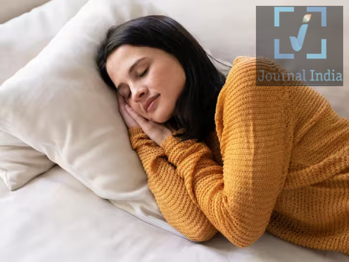 Health Tips-क्या आप भी तकिया मोड़कर सोते हैं, जानिए स्वास्थ्य कैसी हैं ये आदत दोस्तो एक स्वस्थ स्वास्थ्य बनाए रखने के लिए 8 घंटे की नींद लेना बहुत ही जरूरी होती है, अपने कंफर्ट जोन के हिसाब से लोग अलग अलग तरह से सोते हैं, कुछ लोग पतले तकिए पर सोना पसंद करते हैं, जबकि कुछ लोग तकिए को मोड़कर या उसके नीचे दूसरा तकिया रखकर सोते हैं। शुरुआत में यह तरीका आरामदायक लग सकता है, लेकिन लंबे समय तक गलत ऊंचाई वाले तकिए का इस्तेमाल करने से गर्दन, कंधों और नींद पर असर पड़ सकता है। आइए जानते हैं तकिया मोड़कर लगाने के नुकसान-  बहुत ऊंचा तकिया गर्दन पर डाल सकता है दबाव जब तकिए को मोड़कर बहुत ऊंचा कर लिया जाता है, तो सोते समय गर्दन आगे की ओर झुक सकती है। इससे गर्दन की मांसपेशियों पर अतिरिक्त दबाव पड़ता है। रोजाना इसी स्थिति में सोने की आदत से: सुबह गर्दन में अकड़न और दर्द हो सकता है। दर्द कंधों और पीठ तक महसूस हो सकता है। गर्दन की सामान्य स्थिति और आराम प्रभावित हो सकता है। लंबे समय तक गलत पोस्चर से परेशानी बढ़ सकती है। खासकर पेट के बल सोने वालों को अधिक सावधानी रखनी चाहिए, क्योंकि इस स्थिति में गर्दन पहले से ही एक तरफ मुड़ी रहती है। सही तकिया वह है जो सिर और गर्दन को शरीर के बाकी हिस्सों के साथ प्राकृतिक और आरामदायक स्थिति में रखे। नींद की क्वालिटी भी हो सकती है प्रभावित बहुत ऊंचा या बहुत नरम तकिया शरीर को आरामदायक स्थिति में आने से रोक सकता है। ऐसे में व्यक्ति रातभर करवट बदलता रह सकता है, जिससे नींद बार-बार टूट सकती है। कई बार पर्याप्त घंटे सोने के बाद भी सुबह थकान महसूस होती है। इसका एक कारण सोने की गलत स्थिति भी हो सकती है। इसलिए तकिया खरीदते समय केवल उसकी मोटाई नहीं, बल्कि उसकी मजबूती, आराम और गर्दन को मिलने वाला सपोर्ट भी देखना चाहिए। हर व्यक्ति के लिए एक जैसा तकिया सही नहीं तकिए की सही ऊंचाई आपकी सोने की स्थिति पर भी निर्भर करती है। करवट लेकर सोने वाले: ऐसा तकिया चुनें जो सिर और गर्दन के बीच की खाली जगह को अच्छी तरह सपोर्ट करे। पीठ के बल सोने वाले: आमतौर पर बहुत ऊंचे तकिए की जरूरत नहीं होती। गर्दन को प्राकृतिक स्थिति में रखने वाला तकिया बेहतर हो सकता है। पेट के बल सोने वाले: बहुत ऊंचे तकिए से बचना बेहतर होता है, क्योंकि इससे गर्दन पर अतिरिक्त दबाव पड़ सकता है। तकिया मोड़कर सोने की आदत: अगर आप लंबे समय से तकिया मोड़कर सोते हैं, तो उसकी ऊंचाई धीरे-धीरे कम करने की कोशिश करें।