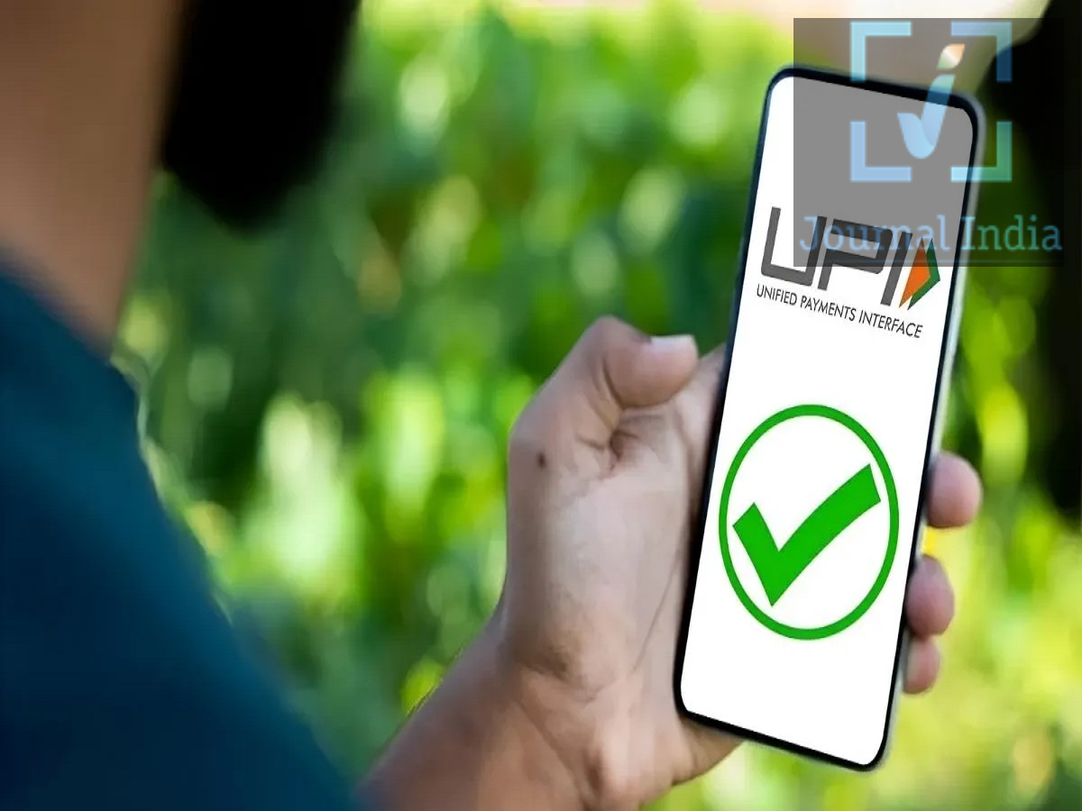 UPI Charges Rules- अक्टूबर में बदल जाएंगें UPI से जुड़े नियम, ₹2000 से ज्यादा के ट्रांजेक्शन पर लगेगा ₹5 से ₹300 तक का चार्ज दोस्तो देश में UPI भुगतान लगातार बढ़ रहा हैं, जिसकी वजह से लेन देन बहुत ही आसान हो गया हैं, इसकी बढ़ती लोकप्रियता को देखते हुए National Payments Corporation of India (NPCI) ने UPI के Person-to-Merchant (P2M) लेनदेन के लिए नए Merchant Discount Rate (MDR) ढांचे की घोषणा की है। यह व्यवस्था 15 अक्टूबर 2026 से चुनिंदा बड़े UPI भुगतानों पर लागू होगी। 15 अक्टूबर से क्या बदलेगा? नए ढांचे के तहत: ₹2,000 तक के P2M UPI लेनदेन पर MDR नहीं लगेगा।  ₹2,000 से अधिक के पात्र लेनदेन पर 0.4% MDR लागू होगा।  ₹75,000 या उससे अधिक के भुगतान पर MDR की अधिकतम सीमा ₹300 होगी।  यह शुल्क दुकानदार/मर्चेंट को देना होगा, ग्राहक को नहीं।  Person-to-Person (P2P) UPI ट्रांसफर पहले की तरह मुफ्त रहेंगे।  UPI ऐप ग्राहकों से अलग से कोई ट्रांजैक्शन या प्लेटफॉर्म फीस नहीं लेंगे।  95% से ज्यादा UPI भुगतान शुल्क से बाहर NPCI के अनुसार, UPI P2M लेनदेन की मात्रा में ₹2,000 तक के भुगतान 95% से अधिक हैं। इसलिए रोजमर्रा के अधिकांश छोटे UPI भुगतान इस नए MDR ढांचे के दायरे में नहीं आएंगे। इसका मतलब है कि चाय, किराना, भोजन, छोटी खरीदारी या अन्य सामान्य भुगतान करने वाले ग्राहकों पर इस बदलाव का सीधा शुल्क प्रभाव नहीं पड़ेगा। ₹3,000 और ₹50,000 के भुगतान पर कितना MDR? उदाहरण के तौर पर: ₹3,000 के भुगतान पर MDR: ₹12  ₹50,000 के भुगतान पर MDR: ₹200  ₹75,000 के भुगतान पर MDR: ₹300  ₹1 लाख के भुगतान पर MDR: ₹300  ₹1 लाख पर सामान्य 0.4% के हिसाब से ₹400 बनते, लेकिन नए नियम में अधिकतम MDR ₹300 ही रहेगा। छोटे दुकानदारों को भी राहत NPCI ने छोटे मर्चेंट्स के लिए भी छूट का प्रावधान रखा है। UPI QR के माध्यम से हर महीने ₹1 लाख तक प्राप्त करने वाले पात्र छोटे मर्चेंट्स MDR से मुक्त रहेंगे। इसका उद्देश्य छोटे कारोबारियों पर अतिरिक्त लागत का बोझ न डालना है। कुछ क्षेत्रों के लिए अलग MDR कुछ विशेष क्षेत्रों में सामान्य 0.4% MDR के बजाय रियायती दर लागू होगी। रेलवे, टेलीकॉम, इंश्योरेंस और ईंधन: ₹2,000 से अधिक के लेनदेन पर फ्लैट ₹5 MDR  कैपिटल मार्केट लेनदेन: 0.02% MDR, अधिकतम ₹300 तक  इसमें म्यूचुअल फंड, स्टॉकब्रोकर और सिक्योरिटीज डीलर्स से जुड़े भुगतान शामिल हैं।  ग्राहकों से अतिरिक्त पैसे नहीं लिए जा सकेंगे NPCI के अनुसार MDR का भुगतान मर्चेंट को करना होगा और इसे ग्राहक पर नहीं डाला जा सकता। यानी अगर किसी वस्तु या सेवा की कीमत ₹3,000 है और ग्राहक UPI से भुगतान करता है, तो ग्राहक से MDR के नाम पर अतिरिक्त ₹12 नहीं लिए जाने चाहिए। NPCI ने UPI पर MDR क्यों लागू किया? NPCI के मुताबिक UPI अब हर महीने अरबों लेनदेन प्रोसेस करता है। इतने बड़े डिजिटल भुगतान नेटवर्क को चलाने के लिए सर्वर, बैंडविड्थ, तकनीकी सहायता, धोखाधड़ी रोकथाम और साइबर सुरक्षा पर लगातार भारी खर्च होता है। उद्योग के अनुमानों के अनुसार UPI संचालन की वार्षिक लागत करीब ₹20,000 करोड़ बताई गई है। NPCI का कहना है कि सरकार द्वारा दी जाने वाली सब्सिडी डिजिटल भुगतान को बढ़ावा देने के लिए शुरुआती दौर में सहायता के रूप में थी। नए MDR मॉडल का उद्देश्य UPI के लिए अधिक टिकाऊ व्यावसायिक व्यवस्था तैयार करना और सरकारी सब्सिडी पर निर्भरता कम करना है। आम UPI यूजर्स के लिए क्या समझना जरूरी है? सीधे तौर पर देखें तो नए नियमों का असर मुख्य रूप से बड़े P2M भुगतान और मर्चेंट्स पर पड़ेगा। आम ग्राहक के लिए ₹2,000 तक के पात्र भुगतान पर कोई MDR नहीं होगा और P2P ट्रांसफर भी मुफ्त रहेंगे। सबसे महत्वपूर्ण बात यह है कि MDR ग्राहक से वसूलने के लिए नहीं है। UPI से भुगतान करने पर ग्राहक को अलग से MDR या प्लेटफॉर्म शुल्क देने की आवश्यकता नहीं होगी।