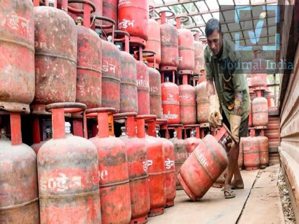 LPG Gas Cylinder- गैस सिलेंडर बुक करने जा रहे हैं, पहले उसके दाम जान लिजिए दोस्तो अगर हम बात करें आम जनता कि तो गैस सिलेंडर की कीमत उनके बजट का अहम हिस्सा हैं, गैस की कीमतों में बदलाव परिवारों और व्यवसायों, दोनों पर असर डाल सकता है। अगर आप कुकिंग गैस सिलेंडर बुक करने की सोच रहे हैं, तो अपने शहर में ताज़ा कीमतें चेक करने से आपको अपना खर्च मैनेज करने में मदद मिल सकती है। दी गई जानकारी के अनुसार, दिल्ली में 14.2 kg वाले घरेलू LPG सिलेंडर की कीमत ₹942 है, जबकि 19 kg वाले कमर्शियल LPG सिलेंडर की कीमत ₹2,810 है। अक्टूबर की शुरुआत में घरेलू LPG की कीमतों में कोई बदलाव नहीं हुआ, लेकिन कमर्शियल सिलेंडर के दाम बढ़ा दिए गए। प्रमुख शहरों में घरेलू LPG सिलेंडर की कीमतें 14.2 kg वाले घरेलू LPG सिलेंडर की ताज़ा कीमतें इस प्रकार हैं: - दिल्ली: ₹942 - मुंबई: ₹941.50 - कोलकाता: ₹968 - चेन्नई: ₹957.50 - नोएडा: ₹939.50 - गुरुग्राम: ₹950.50 - लखनऊ: ₹979.50 - जयपुर: ₹945.50 - पटना: ₹1,031.50 - हैदराबाद: ₹994 तेल कंपनियों द्वारा कीमतों में आगे किए जाने वाले बदलावों के कारण ये दरें बदल सकती हैं। ग्राहकों को सिलेंडर बुक करने से पहले अपने LPG डिस्ट्रीब्यूटर से सही कीमत की पुष्टि कर लेनी चाहिए। कमर्शियल LPG सिलेंडर की कीमतें बढ़ीं घरेलू LPG सिलेंडर के उलट, कमर्शियल गैस सिलेंडर महंगे हो गए हैं। उपलब्ध आंकड़ों के अनुसार, दिल्ली में 19 kg वाले कमर्शियल सिलेंडर की कीमत ₹2,810 है। कमर्शियल LPG सिलेंडर का इस्तेमाल बड़े पैमाने पर होटल, रेस्तरां, ढाबों, मिठाई की दुकानों और कैटरिंग व्यवसायों में किया जाता है। कमर्शियल गैस की कीमतों में बढ़ोतरी से कामकाज का खर्च बढ़ सकता है, जिसका असर खाने-पीने की चीज़ों की कीमतों पर भी पड़ सकता है। प्रमुख शहरों में कमर्शियल LPG की कीमतें 19 kg वाले कमर्शियल LPG सिलेंडर की कीमतें इस प्रकार हैं: - दिल्ली: ₹2,810 - मुंबई: ₹2,764.50 - कोलकाता: ₹2,954 - चेन्नई: ₹2,983 - नोएडा: ₹2,810 - गुरुग्राम: ₹2,828 - लखनऊ: ₹2,932.50 - जयपुर: ₹2,839 - पटना: ₹3,100.50 - हैदराबाद: ₹3,065 मिली जानकारी के अनुसार, शहर के हिसाब से कमर्शियल सिलेंडर की कीमतों में लगभग ₹62.50 से ₹70 तक की बढ़ोतरी की गई है। हालांकि, ग्राहकों को लागू होने की तारीख और मौजूदा दरों की जांच कर लेनी चाहिए, क्योंकि LPG की कीमतें समय-समय पर बदल सकती हैं। LPG सिलेंडर बुक करने से पहले ध्यान रखने योग्य बातें अपना अगला गैस सिलेंडर ऑर्डर करने से पहले, इन बातों का ध्यान रखें: - नवीनतम कीमत जांचें: अपने LPG प्रदाता से अपने शहर में लागू मौजूदा दर की पुष्टि कर लें। - डिलीवरी रसीद लें: सिलेंडर की डिलीवरी होने पर हमेशा बिल मांगें। - अपनी सब्सिडी चेक करें: पात्र ग्राहक यह जांच सकते हैं कि उन्हें मिलने वाली LPG सब्सिडी उनके बैंक खाते में आई है या नहीं। - आधिकारिक बुकिंग माध्यमों का उपयोग करें: अपने डिस्ट्रीब्यूटर की अधिकृत वेबसाइट, मोबाइल एप्लिकेशन या कस्टमर सर्विस के जरिए ही सिलेंडर बुक करें। - ज्यादा पैसे लिए जाने पर शिकायत करें: अगर आपसे तय कीमत से ज्यादा पैसे लिए जाते हैं, तो अपने LPG प्रदाता के आधिकारिक शिकायत चैनल के जरिए उनसे संपर्क करें।