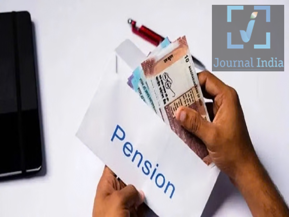 APY Scheme- अटल पेंशन योजना में निवेश करने से कितने पैसे मिलते हैं, आइए जानें पूरी डिटेल्स दोस्तो एक नौकरीपैशा व्यक्ति को अपने रिटायरमेंट की बहुत चिंता रहती हैं, अपने भविष्य को सुरक्षित करने के लिए लोग अपनी भविष्य की ज़रूरतों को पूरा करने के लिए पैसे बचाते हैं, लेकिन निवेश का सही और भरोसेमंद विकल्प चुनना मुश्किल हो सकता है। अटल पेंशन योजना (APY) सरकार द्वारा चलाई जा रही एक पेंशन स्कीम है,  इस स्कीम के तहत, सब्सक्राइबर्स अपने चुने हुए पेंशन प्लान और योगदान के आधार पर ₹1,000 से ₹5,000 तक की गारंटीड मंथली पेंशन पा सकते हैं। आइए जानते हैं स्कीम की पूरी डिटेल्स 1. अटल पेंशन योजना क्या है? अटल पेंशन योजना भारत सरकार द्वारा शुरू की गई रिटायरमेंट सेविंग्स स्कीम है। यह लोगों को अपनी नौकरी या काम करने के सालों के दौरान रेगुलर योगदान करने के लिए प्रोत्साहित करती है, ताकि उन्हें 60 साल की उम्र के बाद एक तय मंथली पेंशन मिल सके। पेंशन की रकम सब्सक्राइबर द्वारा चुने गए प्लान पर निर्भर करती है। योगदान की रकम आमतौर पर लिंक्ड बैंक अकाउंट से अपने आप कट जाती है। 2. आपको कितना निवेश करना होगा? मंथली योगदान इस बात पर निर्भर करता है कि स्कीम में शामिल होते समय आपकी उम्र क्या है और आप कितनी पेंशन चाहते हैं। - 18 साल की उम्र में: 60 साल की उम्र से ₹5,000 की मंथली पेंशन पाने के लिए हर महीने लगभग ₹210 का योगदान करना होगा। - 30 साल की उम्र में: उसी पेंशन प्लान के लिए मंथली योगदान लगभग ₹577 होगा। कम उम्र में शामिल होने का मतलब आमतौर पर कम मंथली योगदान होता है क्योंकि निवेश की अवधि लंबी होती है। 3. APY के लिए कौन योग्य है? आवेदकों को ये शर्तें पूरी करनी होंगी: - उन्हें भारतीय नागरिक होना चाहिए। - उनकी उम्र 18 से 40 साल के बीच होनी चाहिए। - उनके पास सेविंग्स बैंक अकाउंट या योग्य पोस्ट ऑफिस सेविंग्स अकाउंट होना चाहिए। - उन्हें लागू APY योग्यता नियमों के तहत इनकम-टैक्स देने वाला नहीं होना चाहिए। 4. अटल पेंशन योजना के लिए आवेदन कैसे करें योग्य लोग ये स्टेप्स अपना सकते हैं: 1. अपनी बैंक ब्रांच या योग्य पोस्ट ऑफिस जाएँ। 2. अटल पेंशन योजना का एप्लीकेशन फॉर्म मांगें। 3. अपनी पसंद की मंथली पेंशन की रकम चुनें। 4. ज़रूरी KYC प्रक्रिया पूरी करें और बैंक अकाउंट की जानकारी दें। 5. अकाउंट से हर महीने अपने-आप योगदान (कंट्रीब्यूशन) होने की मंज़ूरी दें।