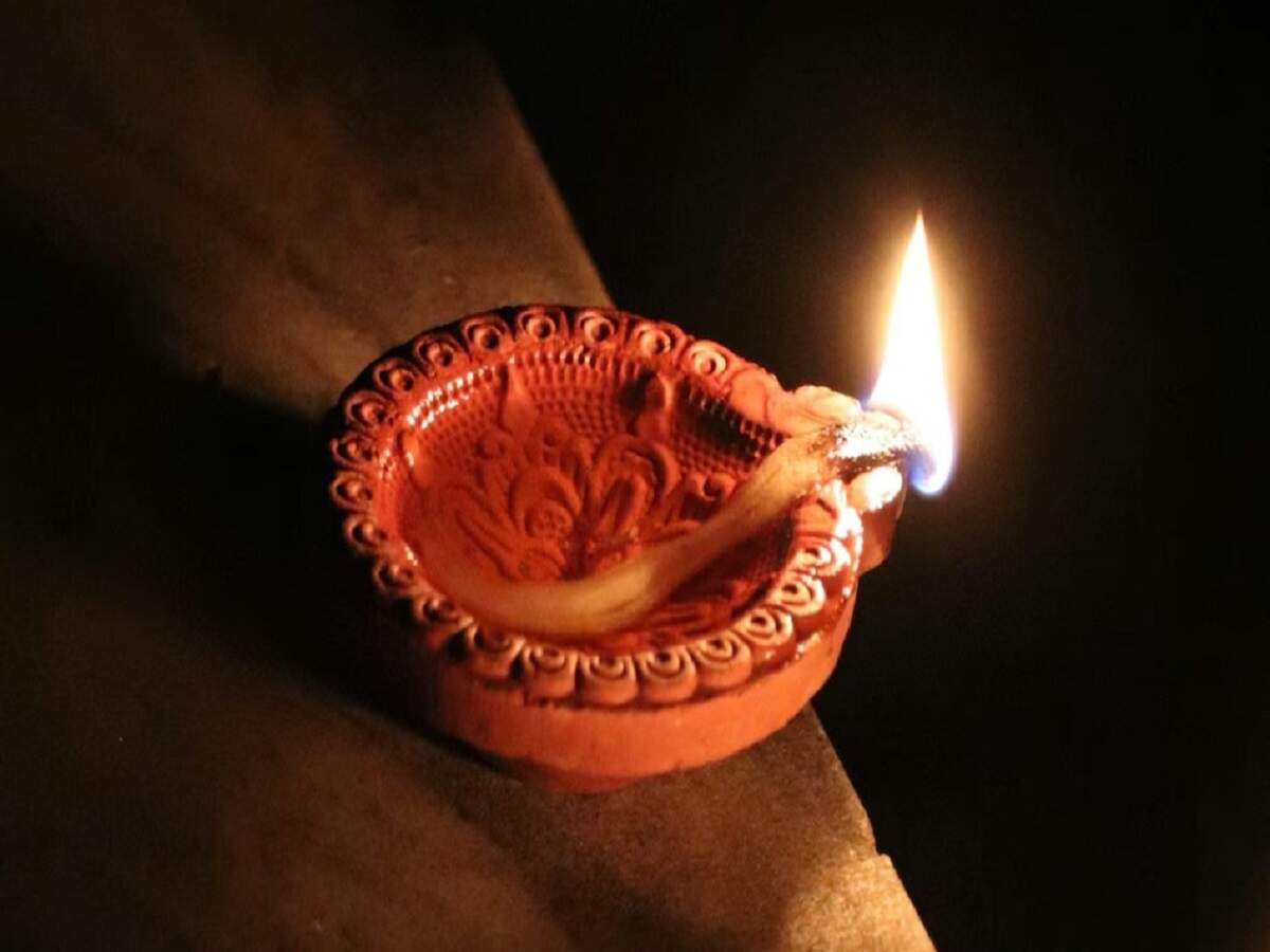 Vastu Tips: How many lamps should ideally be lit daily in the home temple? Let’s explore the Vastu guidelines.
