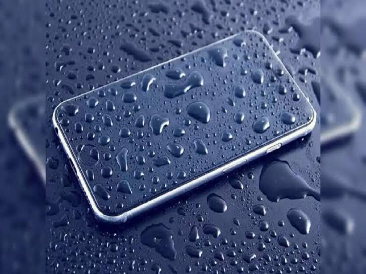 Phone Tips: If your phone has gotten wet in the rain, follow these precautions.