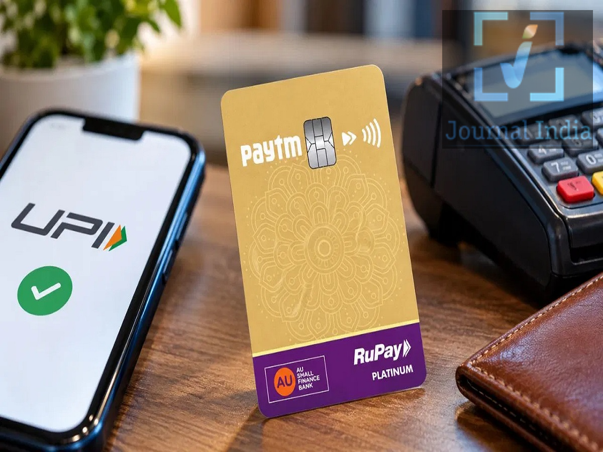 Paytm AU Bank Credit Card: बैंक दे रहा हैं बिना किसी फीस के क्रेडिट कार्ड, जानिए इसके बारे में दोस्तो आज के आधुनिक युग में ऑनलाइन पेमेंट आम बात हो गई है, लोग छोटी चाय की दुकान से लेकर बड़े शोरूम तक, हर जगह खरीदारी के लिए UPI का इस्तेमाल कर रहे हैं। रोज़ के खर्चों पर अतिरिक्त फायदे देने के लिए, पेटीएम (Paytm) ने AU स्मॉल फाइनेंस बैंक के साथ मिलकर 'पेटीएम AU SFB रुपे (RuPay) क्रेडिट कार्ड' पेश किया है।  इसकी सबसे बड़ी खासियत यह है कि यह 'लाइफटाइम-फ्री' (जीवन भर के लिए मुफ्त) है। इसमें कोई जॉइनिंग फीस या सालाना फीस नहीं लगती है (कार्ड की नियम व शर्तों के अनुसार)। पेटीएम AU SFB क्रेडिट कार्ड के मुख्य फायदे 1. लाइफटाइम-फ्री क्रेडिट कार्ड - जॉइनिंग फीस: ₹0 - सालाना फीस: ₹0 - पेमेंट नेटवर्क: रुपे (RuPay) - आवेदन: पेटीएम ऐप के ज़रिए ऑनलाइन यूज़र्स बिना कोई जॉइनिंग या सालाना फीस दिए इस कार्ड का इस्तेमाल कर सकते हैं। यह उन लोगों के लिए एक बेहतरीन विकल्प है जो बिना किसी बार-बार लगने वाली मेंबरशिप फीस के क्रेडिट कार्ड के फायदों का लाभ उठाना चाहते हैं। 2. UPI पेमेंट और यात्रा पर रिवॉर्ड कमाएं यह कार्ड पेटीएम और उससे जुड़ी सेवाओं के ज़रिए किए गए योग्य ट्रांज़ैक्शन पर रिवॉर्ड देता है। - 2% तक रिवॉर्ड: रोज़मर्रा के ज़रूरी खर्चों पर, जैसे कि पेटीएम UPI के ज़रिए किराने का सामान खरीदना या कैब बुक करना। - 5% रिवॉर्ड: पेटीएम ट्रैवल के ज़रिए बुकिंग करने या पेटीएम के माध्यम से डिजिटल गोल्ड खरीदने पर। रिवॉर्ड की दरें ट्रांज़ैक्शन की कैटेगरी, कुछ खास शर्तों और कार्ड के नियमों के आधार पर अलग-अलग हो सकती हैं। 3. परिवारों के लिए एयरपोर्ट लाउंज एक्सेस यह कार्ड एक साथ यात्रा करने वाले परिवारों के लिए एयरपोर्ट लाउंज की सुविधा भी देता है। - योग्य कार्डधारक साल भर में 12 बार तक परिवार के साथ मुफ्त लाउंज का इस्तेमाल कर सकते हैं। - लाउंज एक्सेस की सुविधा, पेटीएम ऐप के ज़रिए की गई योग्य 'राउंड-ट्रिप' (आने-जाने की) फ्लाइट बुकिंग से जुड़ी है। - लाउंज में एंट्री QR-कोड स्कैन करके मिल सकती है (लाउंज की प्रक्रिया के अनुसार)। यात्रियों को इस सुविधा का लाभ उठाने से पहले मौजूदा पात्रता शर्तों, शामिल एयरपोर्ट्स और बुकिंग से जुड़ी ज़रूरतों को ज़रूर चेक कर लेना चाहिए। 4. डिजिटल गोल्ड के लिए रिवॉर्ड पॉइंट्स का इस्तेमाल करें एक और उपयोगी फीचर यह है कि आप अपने जमा किए गए रिवॉर्ड पॉइंट्स का इस्तेमाल अलग-अलग खरीदारी और पेमेंट के लिए कर सकते हैं। - कार्ड के रिवॉर्ड स्ट्रक्चर के अनुसार, 1 रिवॉर्ड पॉइंट = ₹1। - आप अपने पॉइंट्स का इस्तेमाल पेटीएम के ज़रिए डिजिटल गोल्ड खरीदने के लिए कर सकते हैं। - इसके अलावा, आप इन पॉइंट्स को चुनिंदा शॉपिंग वाउचर के बदले भी रिडीम (इस्तेमाल) कर सकते हैं। - मोबाइल रिचार्ज और योग्य यूटिलिटी बिल भुगतान के लिए उपलब्ध रिवॉर्ड्स का इस्तेमाल करें। रिडेम्पशन के विकल्प और न्यूनतम शर्तें लागू हो सकती हैं। Paytm AU SFB क्रेडिट कार्ड के लिए ऑनलाइन आवेदन कैसे करें योग्य आवेदक बैंक शाखा में जाए बिना, अपने मोबाइल फोन से आवेदन प्रक्रिया शुरू कर सकते हैं। 1. Paytm ऐप खोलें। 2. ऐप में &ldquo;क्रेडिट कार्ड&rdquo; (Credit Card) सर्च करें। 3. यदि उपलब्ध हो, तो &ldquo;गेट क्रेडिट कार्ड&rdquo; (Get Credit Card) विकल्प चुनें। 4. Paytm AU SFB क्रेडिट कार्ड चुनें। 5. &ldquo;अप्लाई नाउ&rdquo; (Apply Now) पर टैप करें और मांगी गई जानकारी दर्ज करें। 6. निर्धारित KYC वेरिफिकेशन प्रक्रिया पूरी करें। 7. आवेदन सबमिट करें और ऐप के ज़रिए इसका स्टेटस चेक करें।