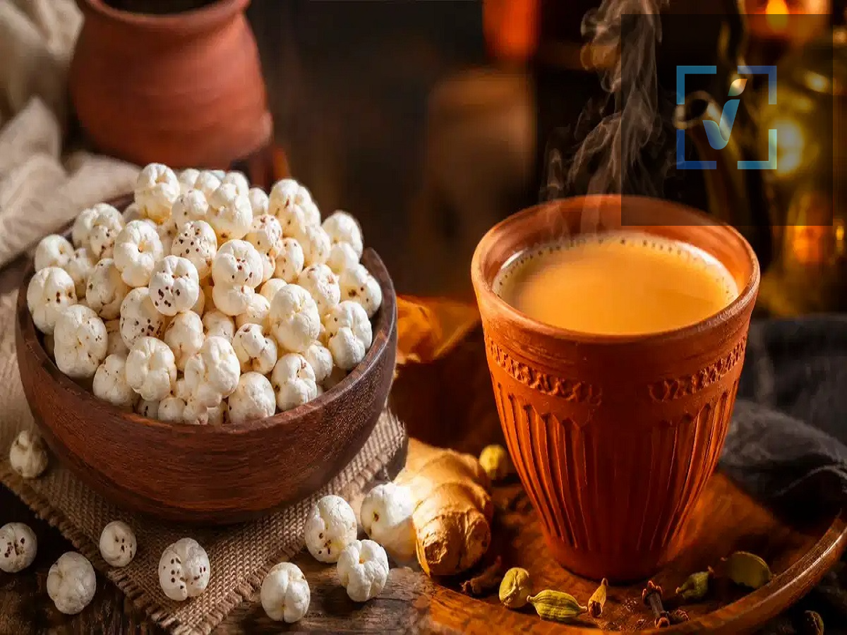 Evening Snacks- ईवनिंग स्नैक्स के लिए बेस्ट हैं मखाने से बनी ये चीजें, आइए जानते हैं इनके बारे में दोस्तो हम सबको शाम को भूख लगना एक आम बात हैं, इस दौरान हम तले हुए स्नैक्स, चिप्स या पैक्ड फ़ूड खाने खाते हैं, जो डाइट में फालतू कैलोरी, अनहेल्दी फैट और ज़्यादा नमक शामिल कर देता है, अगर आप स्वाद से समझौता किए बिना कोई हेल्दी ऑप्शन ढूंढ रहे हैं, तो मखाना (फॉक्स नट्स) एक बेहतरीन विकल्प है। प्रोटीन, फाइबर, कैल्शियम, मैग्नीशियम और एंटीऑक्सीडेंट से भरपूर मखाना आपको लंबे समय तक पेट भरा हुआ महसूस कराता है और ज़रूरी पोषक तत्व भी देता है, आइए जानते हैं इससे बने स्नैक्स के बारे में-  1. मसाला रोस्टेड मखान यह सबसे जल्दी और आसानी से बनने वाले हेल्दी स्नैक्स में से एक है। इसे कैसे बनाएं: एक पैन में थोड़ा सा घी या तेल गरम करें। मखाने को धीमी आंच पर कुरकुरा होने तक भूनें। ऊपर से काला नमक, काली मिर्च, भुना जीरा पाउडर, लाल मिर्च पाउडर और चाट मसाला छिड़कें। अच्छी तरह मिलाएं और गरमा-गरम परोसें। यह आपको क्यों पसंद आएगा: हल्का और कुरकुरा प्रोटीन और फाइबर से भरपूर तले हुए स्नैक्स का बेहतरीन विकल्प 2. फ्रेश मखाना चाट इस हेल्दी चाट के साथ अपने शाम के स्नैक को एक नया और ताज़गी भरा स्वाद दें। सामग्री:  भुना हुआ मखाना बारीक कटा हुआ प्याज़ टमाटर खीरा ताज़ा हरा धनिया नींबू का रस काला नमक चाट मसाला अनार के दाने (वैकल्पिक) फायदे: फाइबर से भरपूर विटामिन और मिनरल से भरपूर ताज़गी देने वाला और पेट भरने वाला 3. क्रिस्पी मखाना टिक्की अगर आपका कुछ कुरकुरा खाने का मन है, तो यह हेल्दी टिक्की एक बढ़िया विकल्प है। तैयारी: उबले हुए आलू को हल्के कुचले हुए मखाने के साथ मिलाएं। कटी हुई हरी मिर्च, हरा धनिया, अदरक और अपने पसंदीदा मसाले डालें। छोटी-छोटी टिक्कियां बना लें। तवे पर बहुत कम तेल का इस्तेमाल करके सुनहरा भूरा होने तक शैलो-फ्राई करें। परोसने का सुझाव:  पुदीने या हरी चटनी के साथ मज़ा लें। शाम के स्नैक के तौर पर चाय के साथ खाएं। 4. हेल्दी मखाना कटलेट यह पौष्टिक कटलेट सब्ज़ियों और मखाने का एक बेहतरीन मेल है। सामग्री: कुचला हुआ मखाना उबले हुए आलू गाजर हरी मटर हरी मिर्च ताज़ा हरा धनिया हल्के मसाले तरीका: सभी सामग्रियों को अच्छी तरह मिलाएं। इन्हें कटलेट का आकार दें। हल्के तेल लगे तवे पर दोनों तरफ से कुरकुरा और सुनहरा होने तक पकाएं। सेहत के लिए फायदे: सब्जियों से भरपूर आम कटलेट के मुकाबले पेट ज़्यादा देर तक भरा रहता है बहुत कम तेल का इस्तेमाल होता है मखाना एक हेल्दी स्नैक क्यों है मखाने को सुपरफ़ूड माना जाता है क्योंकि इससे कई तरह के न्यूट्रिशन मिलते हैं।  प्रोटीन और डाइटरी फ़ाइबर का अच्छा सोर्स। इसमें कैल्शियम और मैग्नीशियम होता है जो हड्डियों को मज़बूत बनाता है। इसमें एंटीऑक्सीडेंट्स होते हैं जो ऑक्सीडेटिव स्ट्रेस से लड़ने में मदद करते हैं। यह पेट को ज़्यादा देर तक भरा रखता है और अनहेल्दी खाने की इच्छा को कंट्रोल करने में मदद करता है। कम तेल में भूनने पर इसमें नैचुरली कैलोरी कम होती है। हेल्दी मखाना स्नैक्स बनाने के टिप्स ज़्यादा कुरकुरापन पाने के लिए मखाने को हमेशा धीमी आंच पर भूनें। पकाते समय बहुत कम तेल या घी का इस्तेमाल करें। बहुत ज़्यादा नमक और मसालेदार चीज़ों से बचें। टिक्की और कटलेट के लिए डीप-फ़्राइंग के बजाय शैलो-फ़्राइंग को प्राथमिकता दें। न्यूट्रिशन बढ़ाने के लिए ताज़ी सब्ज़ियां मिलाएं। ऐसी चीज़ें न डालें जिनसे एलर्जी हो सकती है। कुरकुरा बनाए रखने के लिए मखाने को एयरटाइट कंटेनर में रखें।