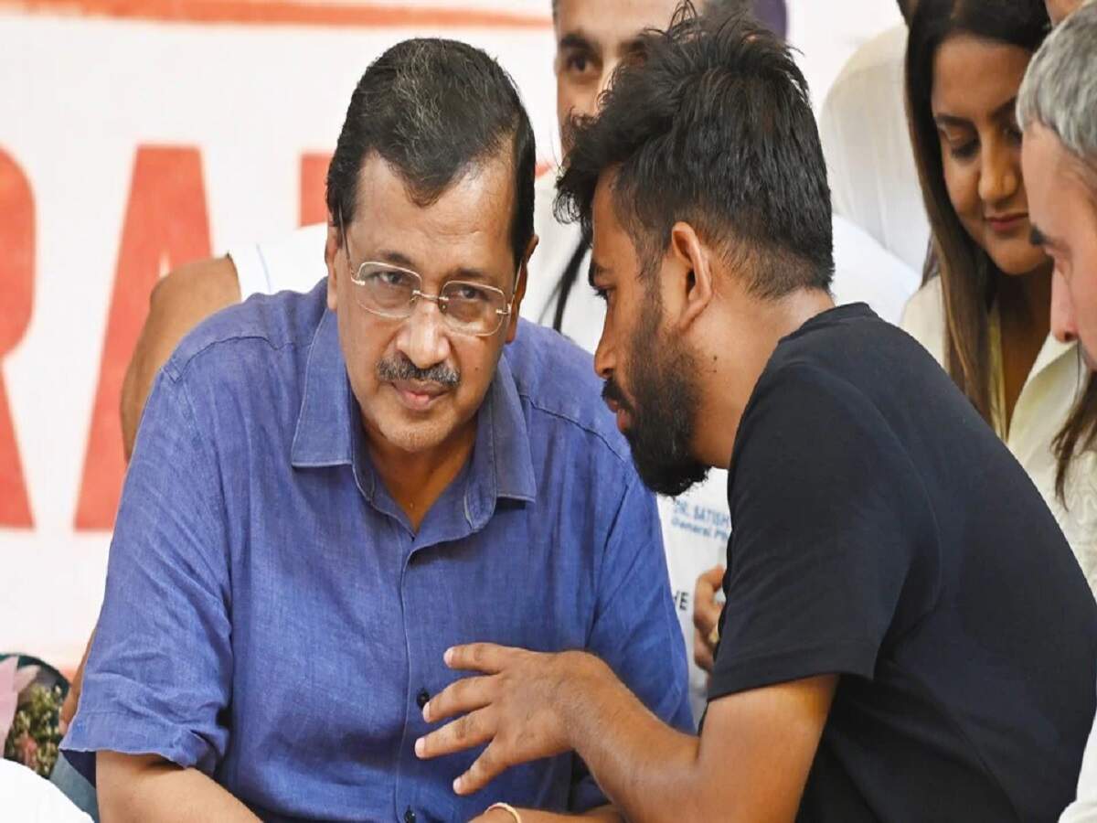 Politics News- Arvind Kejriwal assured legal help to the protesting children, went to every station and appealed for help.