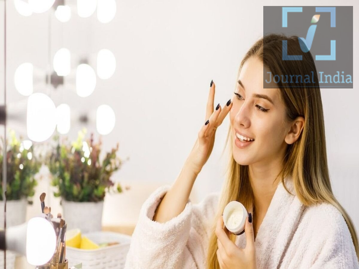 Skin Care Tips- क्या बारिश के मौसम में त्वचा खिंची-खिंची हो गई हैं, जानिए इसे सही करने का इलाज दोस्तो बारिश का मौसम हम सबको बहुत ही अच्छा लगता हैं क्योंकि ये हमें गर्मी से राहत प्रदान करता हैं, लेकिन अपने साथ कई परेशानियां भी लाता हैं, इस मौसम में त्वचा अक्सर रूखी, बेजान और खिंची-खिंची नजर आने लगती है। ऐसे में त्वचा को मॉइस्चराइज रखना बेहद जरूरी है। कुछ घरेलू चीजों का इस्तेमाल त्वचा को नमी देने और उसे मुलायम महसूस कराने में मदद कर सकता है। आइए जानते हैं पूरी डिटेल्स- 1. रात में बादाम तेल से करें चेहरे की मसाज बादाम का तेल विटामिन E समेत कई पोषक तत्वों का स्रोत है। रात को सोने से पहले चेहरे पर बादाम तेल की कुछ बूंदों से हल्की मसाज करने से त्वचा को नमी बनाए रखने में मदद मिल सकती है। त्वचा को मुलायम बनाए रखने में मदद करता है। ड्राई स्किन में नमी बनाए रखने में सहायक हो सकता है। आंखों के नीचे की त्वचा की मालिश के लिए भी इस्तेमाल किया जाता है। बहुत ज्यादा तेल लगाने से बचें, खासकर अगर त्वचा तैलीय या मुंहासे वाली है। 2. एलोवेरा जेल और विटामिन E रूखी और बेजान त्वचा के लिए एलोवेरा जेल का इस्तेमाल किया जाता है। एलोवेरा त्वचा को हाइड्रेट महसूस कराने में मदद कर सकता है। आप शुद्ध एलोवेरा जेल की थोड़ी मात्रा इस्तेमाल कर सकते हैं। विटामिन E कैप्सूल को सीधे चेहरे पर लगाने के बजाय सावधानी बरतें, क्योंकि कुछ लोगों में इससे जलन या मुंहासे बढ़ सकते हैं। 3. दूध की मलाई और हल्दी दूध की ताजी मलाई त्वचा को मुलायम और मॉइस्चराइज महसूस कराने में मदद कर सकती है। इसमें थोड़ी सी हल्दी मिलाकर चेहरे पर लगाया जा सकता है। त्वचा की ड्राईनेस कम महसूस हो सकती है। त्वचा को सॉफ्ट बनाने में मदद मिल सकती है। हल्दी का इस्तेमाल पारंपरिक रूप से त्वचा की देखभाल में किया जाता है। हल्दी अधिक मात्रा में न लगाएं, क्योंकि इससे त्वचा पर पीला रंग रह सकता है और संवेदनशील त्वचा में जलन हो सकती है। 4. ग्लिसरीन, नारियल तेल और गुलाब जल ग्लिसरीन एक ह्यूमेक्टेंट है, यानी यह त्वचा में नमी बनाए रखने में मदद करता है। ग्लिसरीन और गुलाब जल का मिश्रण ड्राई स्किन के लिए उपयोग किया जाता है। नारियल तेल की थोड़ी मात्रा इसमें मिलाई जा सकती है। हालांकि, चेहरे पर नींबू का रस लगाने से सावधान रहें। नींबू त्वचा में जलन और धूप के प्रति संवेदनशीलता बढ़ा सकता है, इसलिए इसे चेहरे पर लगाने से बचना बेहतर है। 5. मुलैठी पाउडर और दही मुलैठी यानी मुलेठी पाउडर और दही का पारंपरिक रूप से फेस पैक के तौर पर इस्तेमाल किया जाता है। इसे सप्ताह में 2-3 बार लगाने की सलाह दी जाती है, लेकिन संवेदनशील त्वचा वालों को पहले पैच टेस्ट करना चाहिए। त्वचा को मुलायम महसूस कराने में मदद कर सकता है। डल स्किन के लिए इस्तेमाल किया जाता है। दही में मौजूद लैक्टिक एसिड त्वचा की सतह पर मौजूद मृत कोशिकाओं को हटाने में मदद कर सकता है।