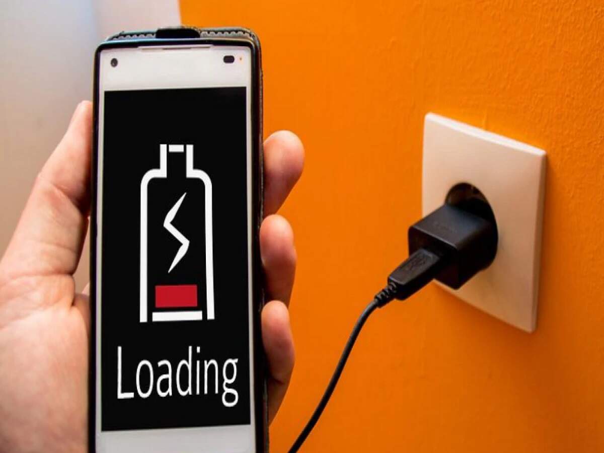 iPhone Charging Tips: Avoid making these mistakes while charging your phone, or else the battery will get damaged.