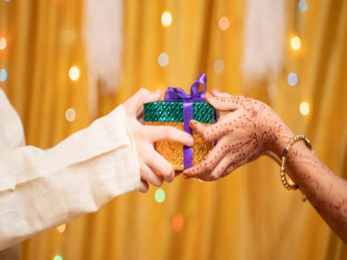 Rakhi Gift &ndash; Give your sister this gift on Raksha Bandhan; she will be overjoyed the moment she sees it.