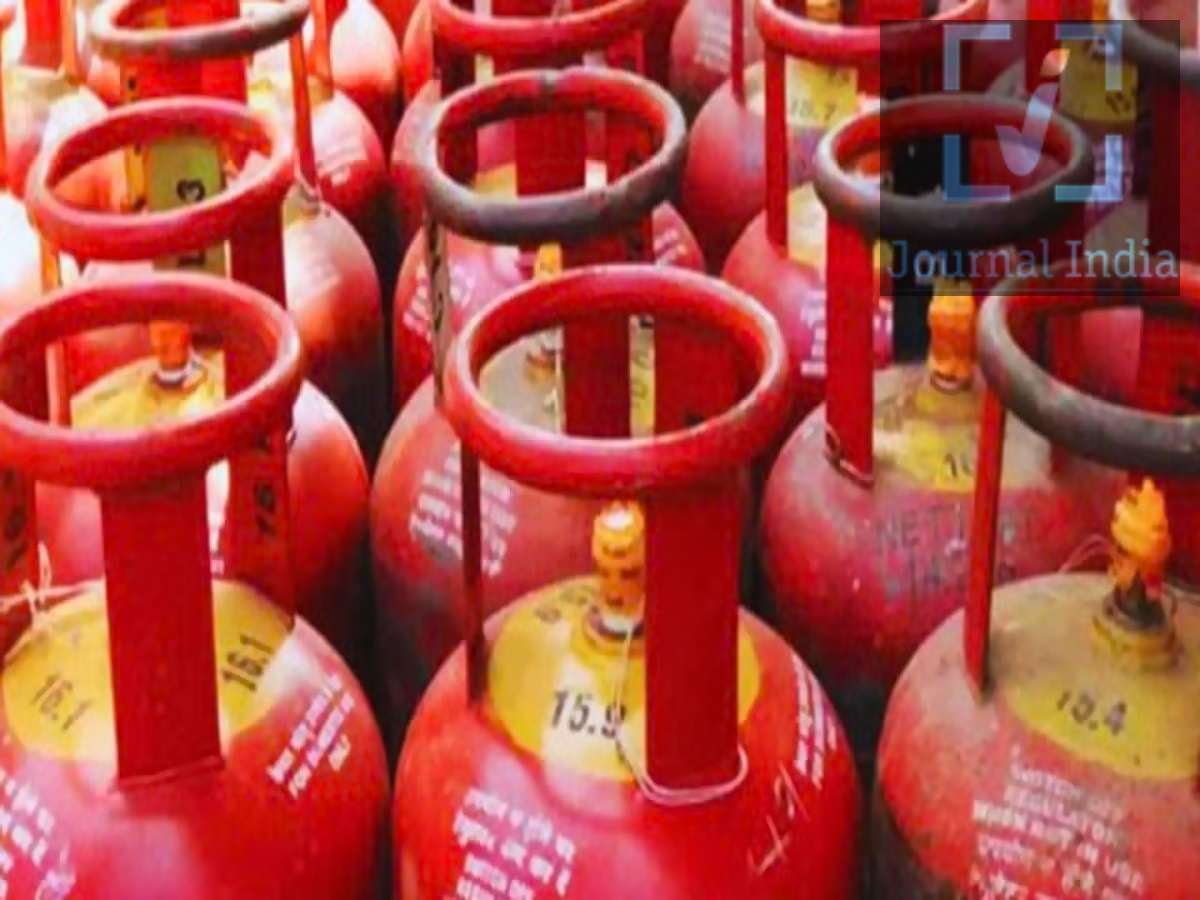 LPG  Supply-  भारत को कुंकिंग गैस देने में अमेरिका से आगे निकला UAE, आइए जानते हैं इसके बारे में दोस्तो आपको जानकर हैरानी होगी कि पिछले माह में संयुक्त अरब अमीरात (UAE) भारत को लिक्विफाइड पेट्रोलियम गैस (LPG) सप्लाई करने वाला सबसे बड़ा देश बन गया। इसने अमेरिका को पीछे छोड़ दिया, जिसका पिछले छह महीनों से इस मामले में दबदबा था। Kpler के डेटा के अनुसार, उस महीने भारत के कुल LPG इंपोर्ट में UAE की हिस्सेदारी 39% थी, जबकि अगस्त में यह सिर्फ़ 13% थी।  1. UAE से LPG सप्लाई में 182% की बढ़ोतरी UAE ने सितंबर में भारत को लगभग 547,000 टन LPG सप्लाई की, जो अगस्त में सप्लाई की गई 193,000 टन मात्रा से 182% ज़्यादा है। वहीं, अमेरिका से होने वाली सप्लाई में काफ़ी कमी आई, जिससे वह दूसरा सबसे बड़ा सप्लायर बन गया। - UAE: 547,000 टन, महीने-दर-महीने 182% की बढ़ोतरी। - अमेरिका: 323,000 टन, 58% की कमी। - कुवैत: 132,544 टन, 15.6% की बढ़ोतरी। - कतर: 115,340 टन, 76% की बढ़ोतरी। भारत के कुल LPG इंपोर्ट में अमेरिका की हिस्सेदारी अगस्त के 53% से घटकर सितंबर में 23% हो गई। 2. भारत के कुल LPG इंपोर्ट में कमी कई खाड़ी देशों से सप्लाई बढ़ने के बावजूद, सितंबर में भारत का कुल LPG इंपोर्ट महीने-दर-महीने 4% घटकर लगभग 1.39 मिलियन टन रह गया। अन्य सप्लायर में ईरान शामिल था, जिसने 89,000 टन सप्लाई की; इसके बाद अल्जीरिया (24,000 टन), ओमान और कांगो गणराज्य (प्रत्येक 23,000 टन) और ब्रुनेई (4,000 टन) का स्थान रहा। भारत ने उस महीने सऊदी अरब से LPG इंपोर्ट नहीं किया। 3. खाड़ी देशों से सप्लाई में सुधार क्यों हो रहा है इससे पहले स्ट्रेट ऑफ़ होर्मुज़ में रुकावटों, जो पश्चिम एशिया में तनाव से जुड़ी थीं, ने खाड़ी देशों से LPG सप्लाई पर असर डाला था। इस वजह से भारत को अमेरिका पर अपनी निर्भरता बढ़ानी पड़ी। हालांकि, खाड़ी देशों से सप्लाई में सुधार हुआ है और UAE सबसे बड़े सप्लायर के तौर पर उभरा है। भारत अपनी LPG ज़रूरतों का लगभग 60% आयात करता है और खाड़ी देशों ने ऐतिहासिक रूप से इस आयात का एक बड़ा हिस्सा सप्लाई किया है। 4. भारत LPG के स्रोतों में विविधता लाएगा भारत किसी एक क्षेत्र पर निर्भरता कम करने के लिए LPG की खरीद के स्रोतों में विविधता लाना जारी रखेगा। हालांकि मध्य पूर्व से सप्लाई में सुधार हुआ है, लेकिन होर्मुज़ जलडमरूमध्य (Strait of Hormuz) के आसपास सुरक्षा जोखिमों के कारण शिपिंग लागत अभी भी ज़्यादा है।